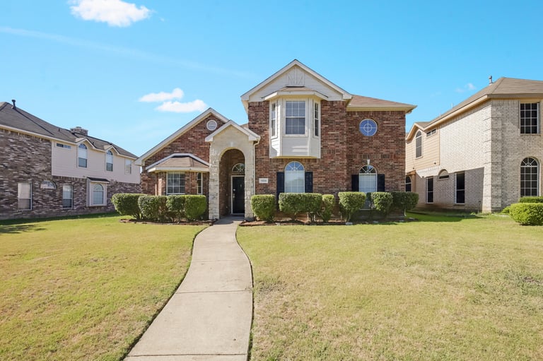 Photo 1 of 30 - 1504 Mountain Laurel Ln, Desoto, TX 75115
