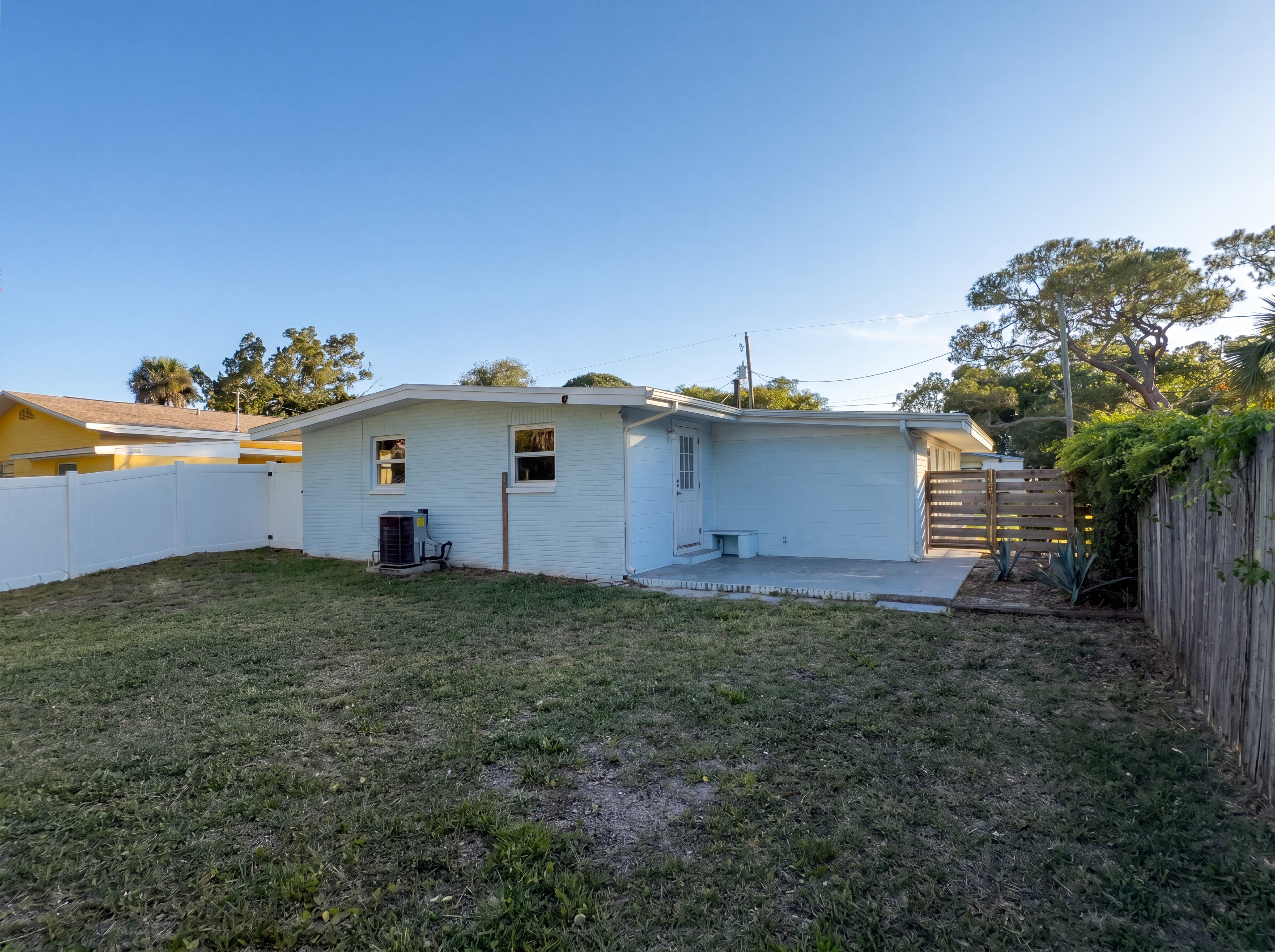 Photo 5 of 17 of 911 New York St, Edgewater, FL