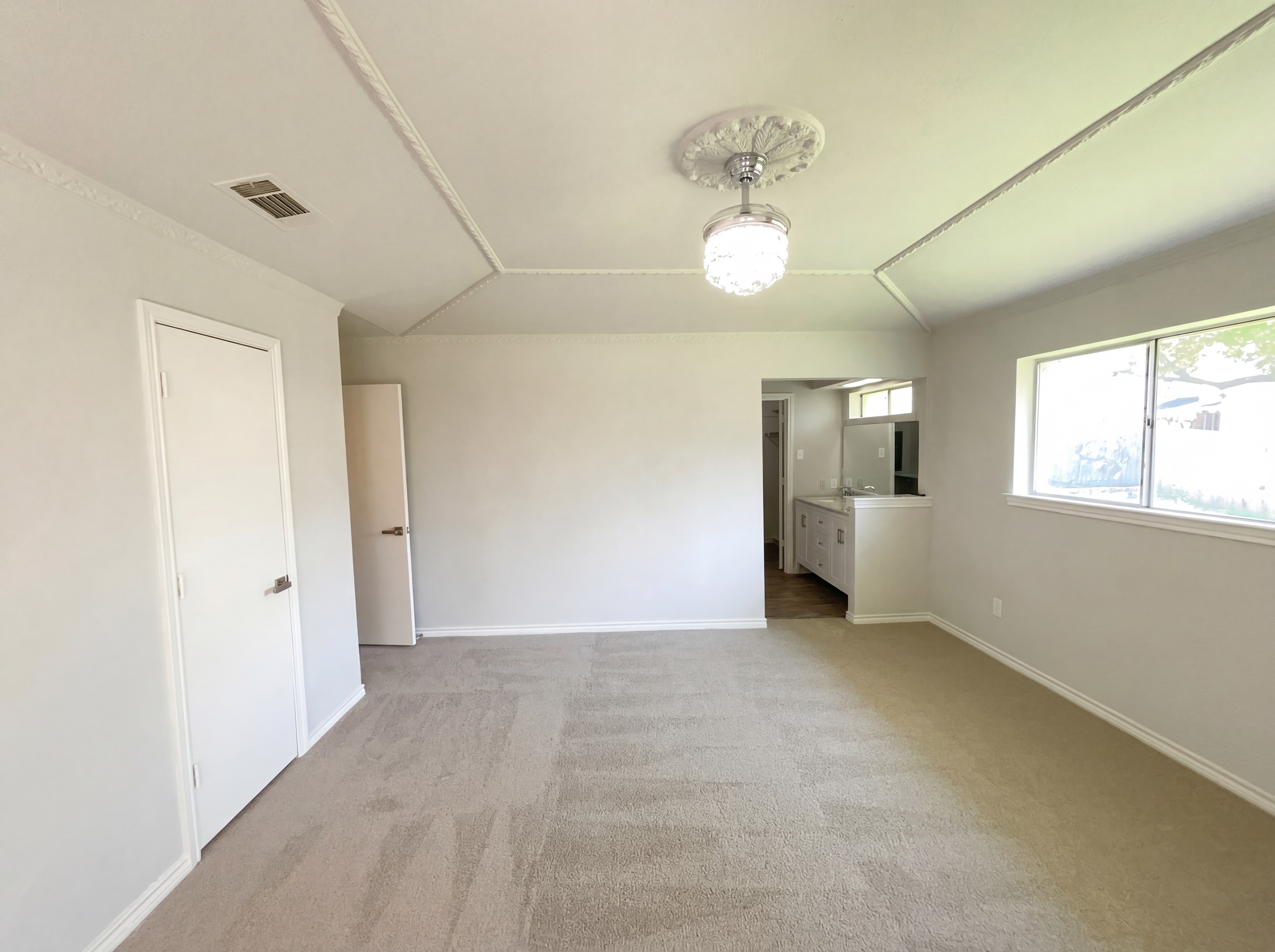 Photo 10 of 19 of 2800 N Surrey Dr, Carrollton, TX