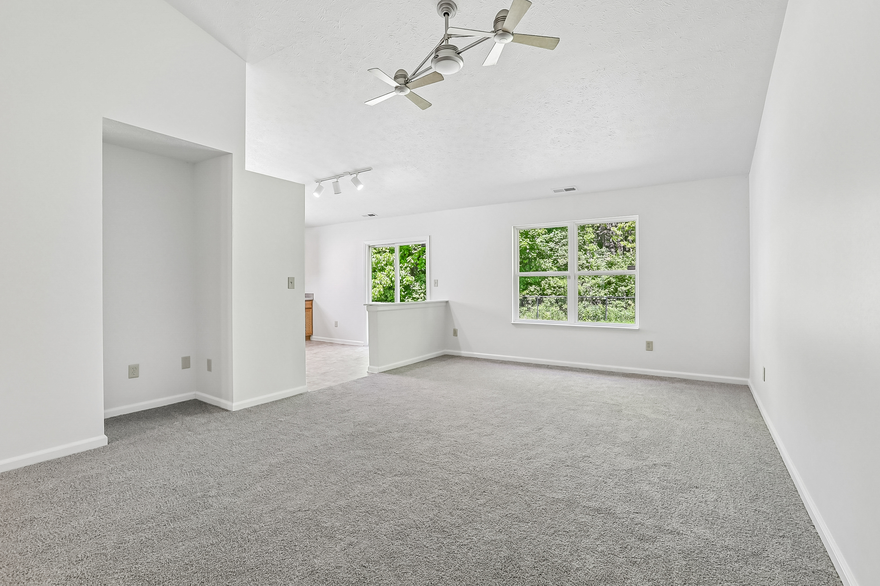Photo 9 of 26 of 2045 Sotheby Ln, Indianapolis, IN