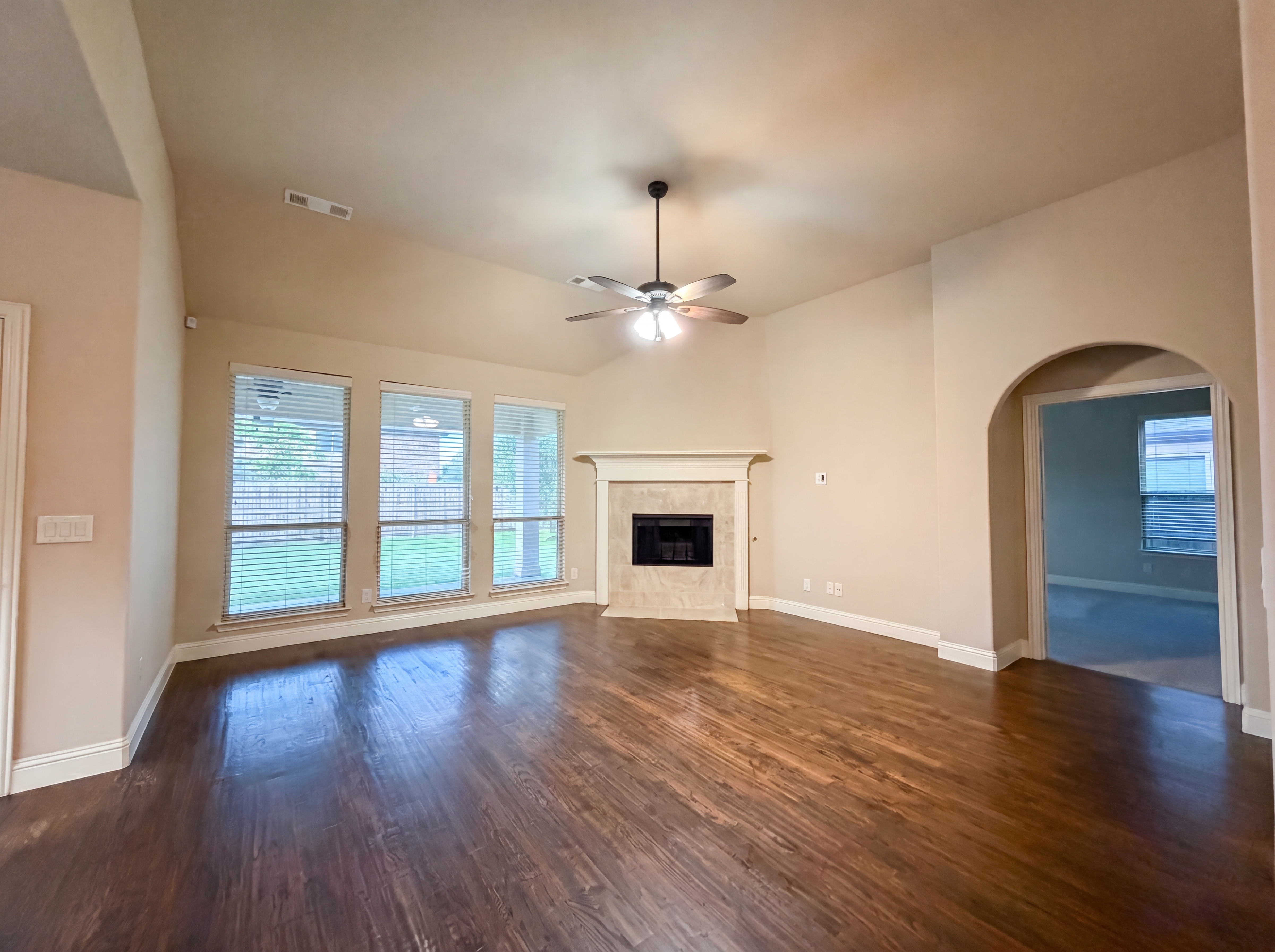 Photo 8 of 34 of 725 Lyndhurst Dr, Anna, TX