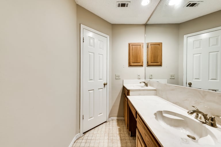 Photo 22 of 31 - 1636 Palisades Dr, Carrollton, TX 75007