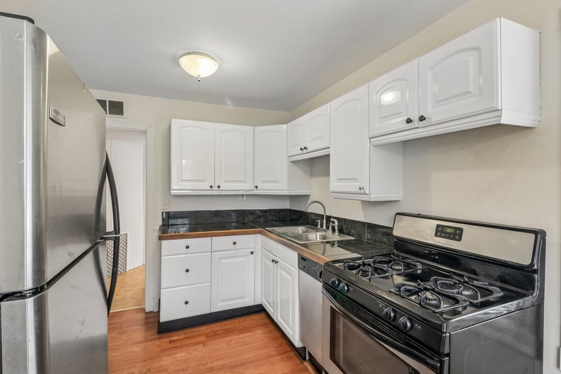Property photo 2 of 4811 Roslyn Rd