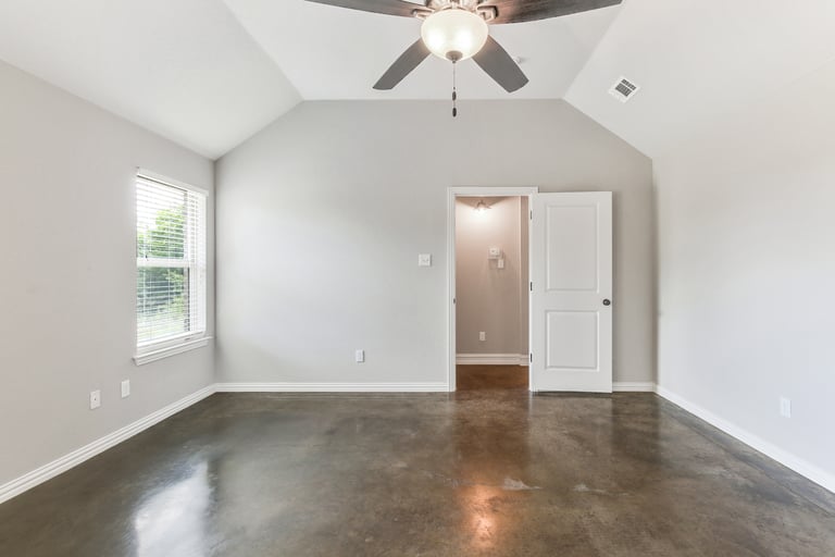Photo 15 of 25 - 5655 Gebron Ct, Fort Worth, TX 76126