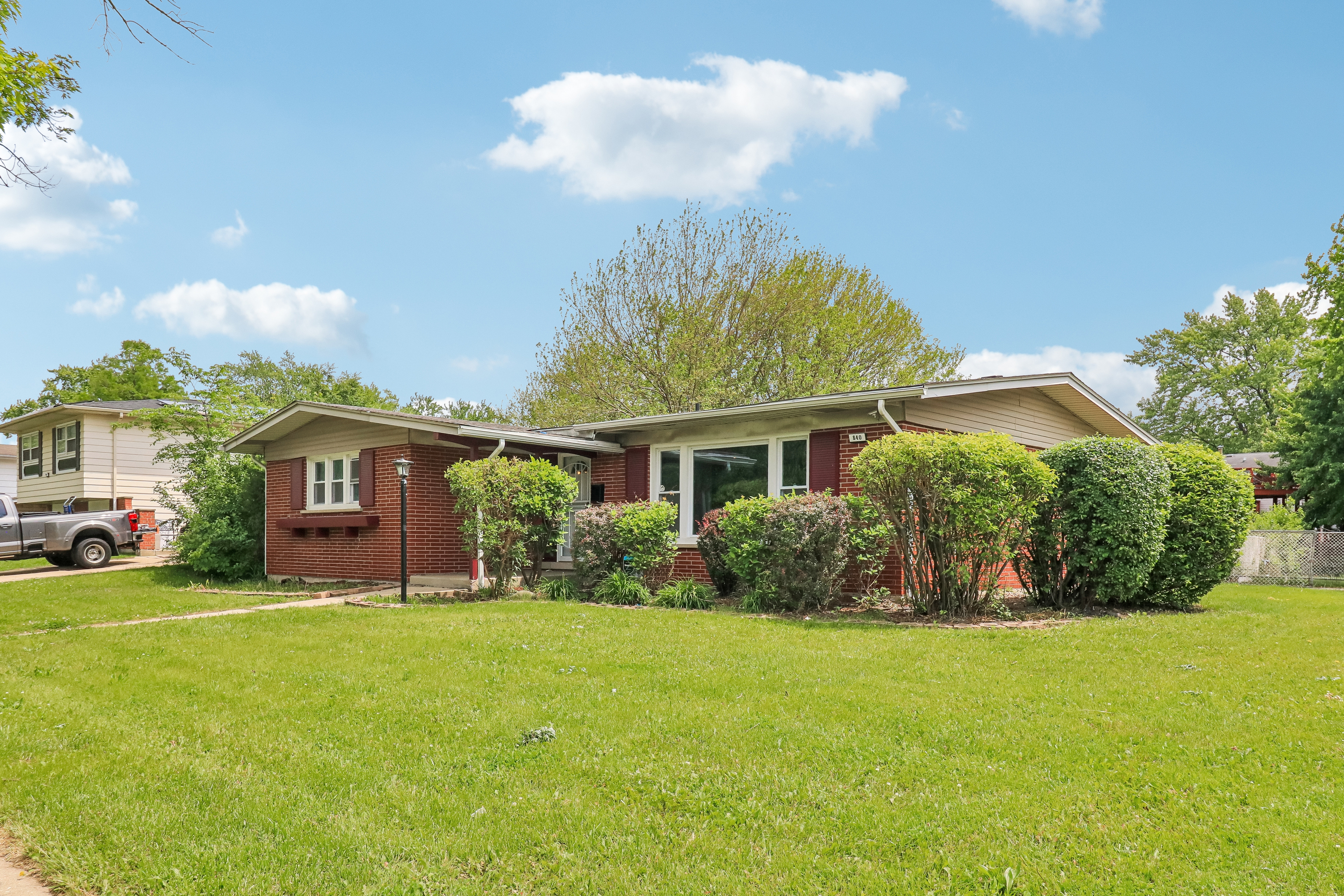 Photo 10 of 37 of 840 W Arquilla Dr, Glenwood, IL