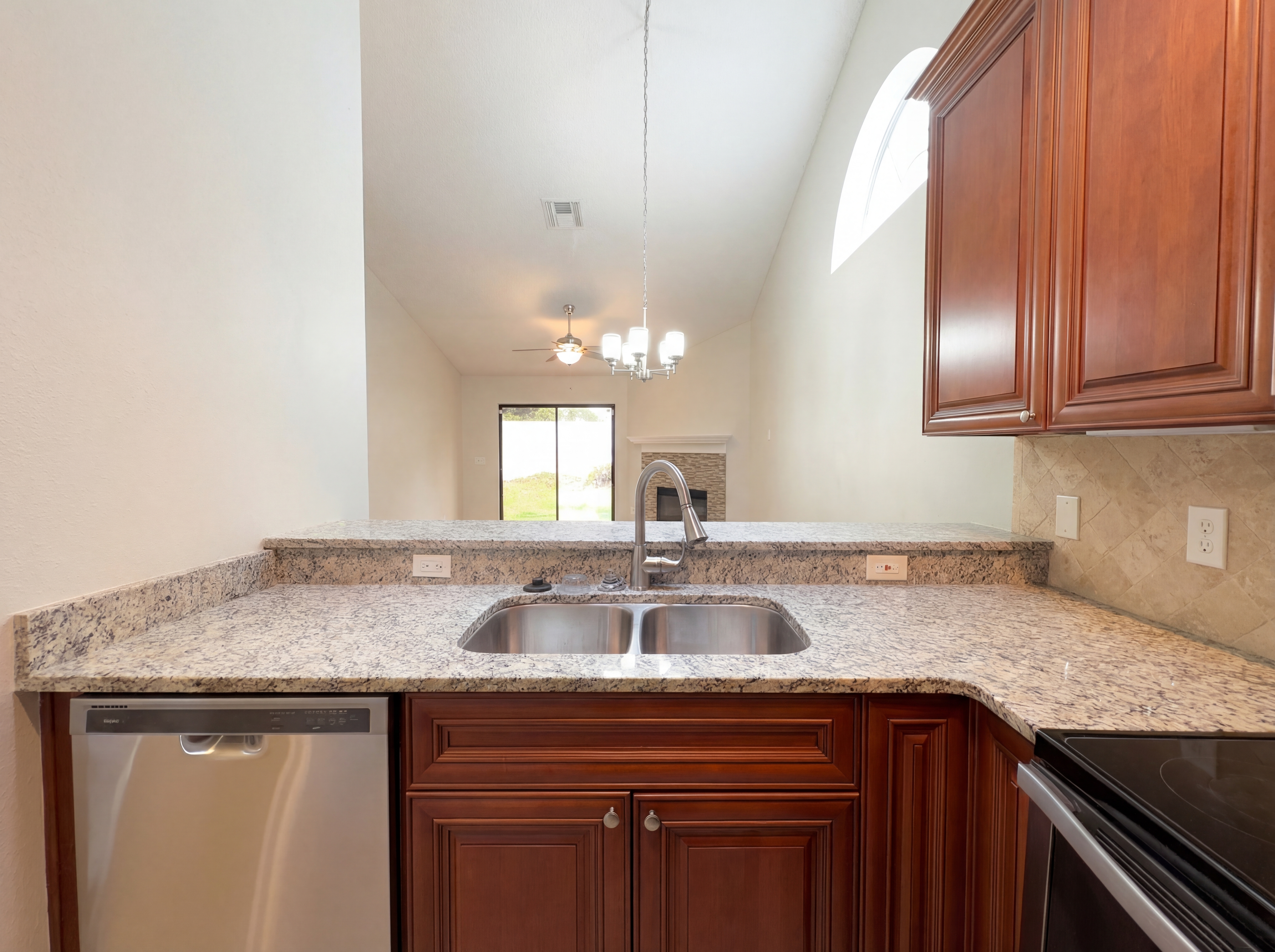 Photo 2 of 18 of 1696 Chatham Cir, Apopka, FL