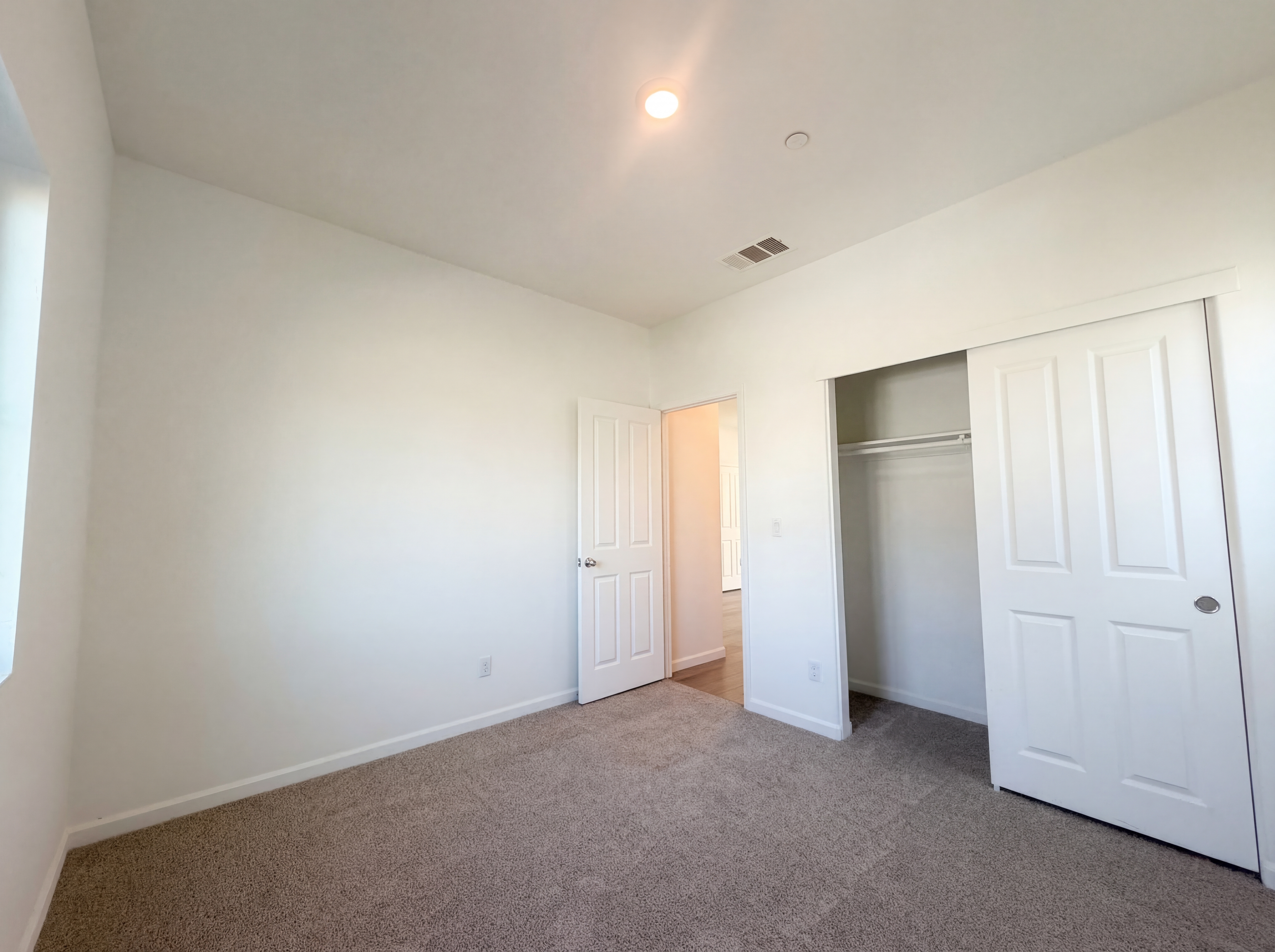 Photo 4 of 46 of 1176 Willow Hill Ave, Sacramento, CA