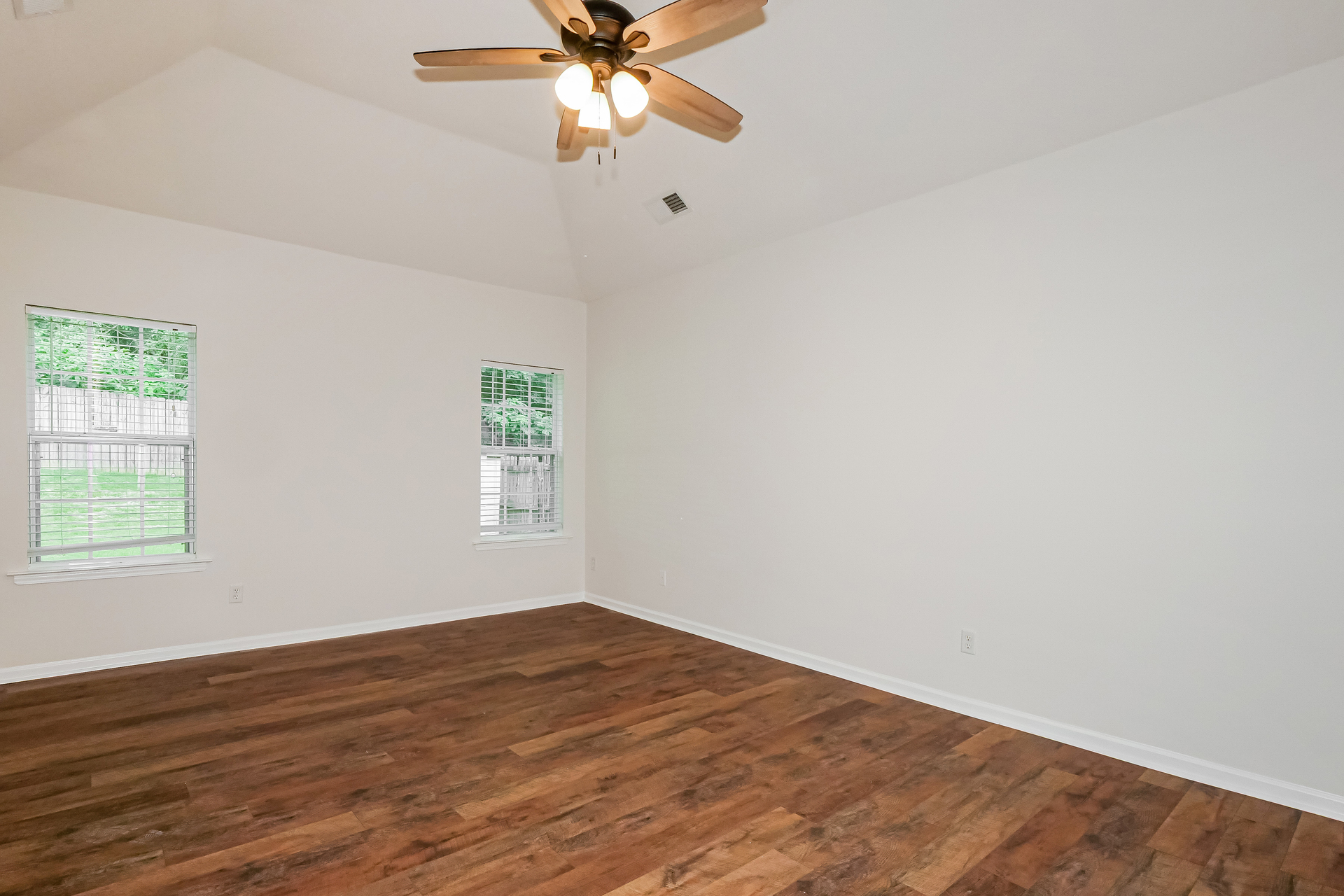 Photo 11 of 22 of 5634 Tulip Grove Dr, Memphis, TN