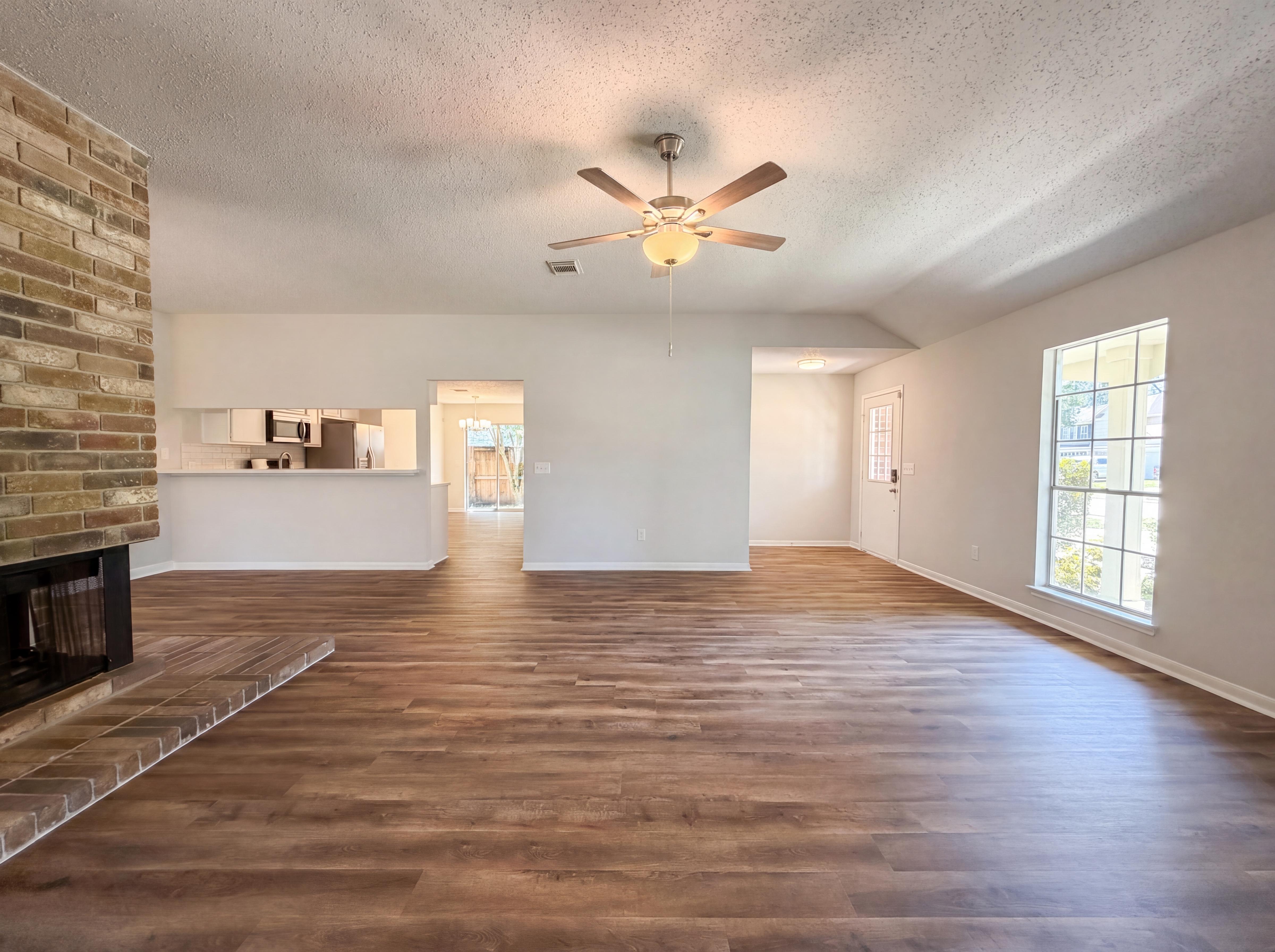 Photo 7 of 17 of 10422 Elk Point Ln, Houston, TX
