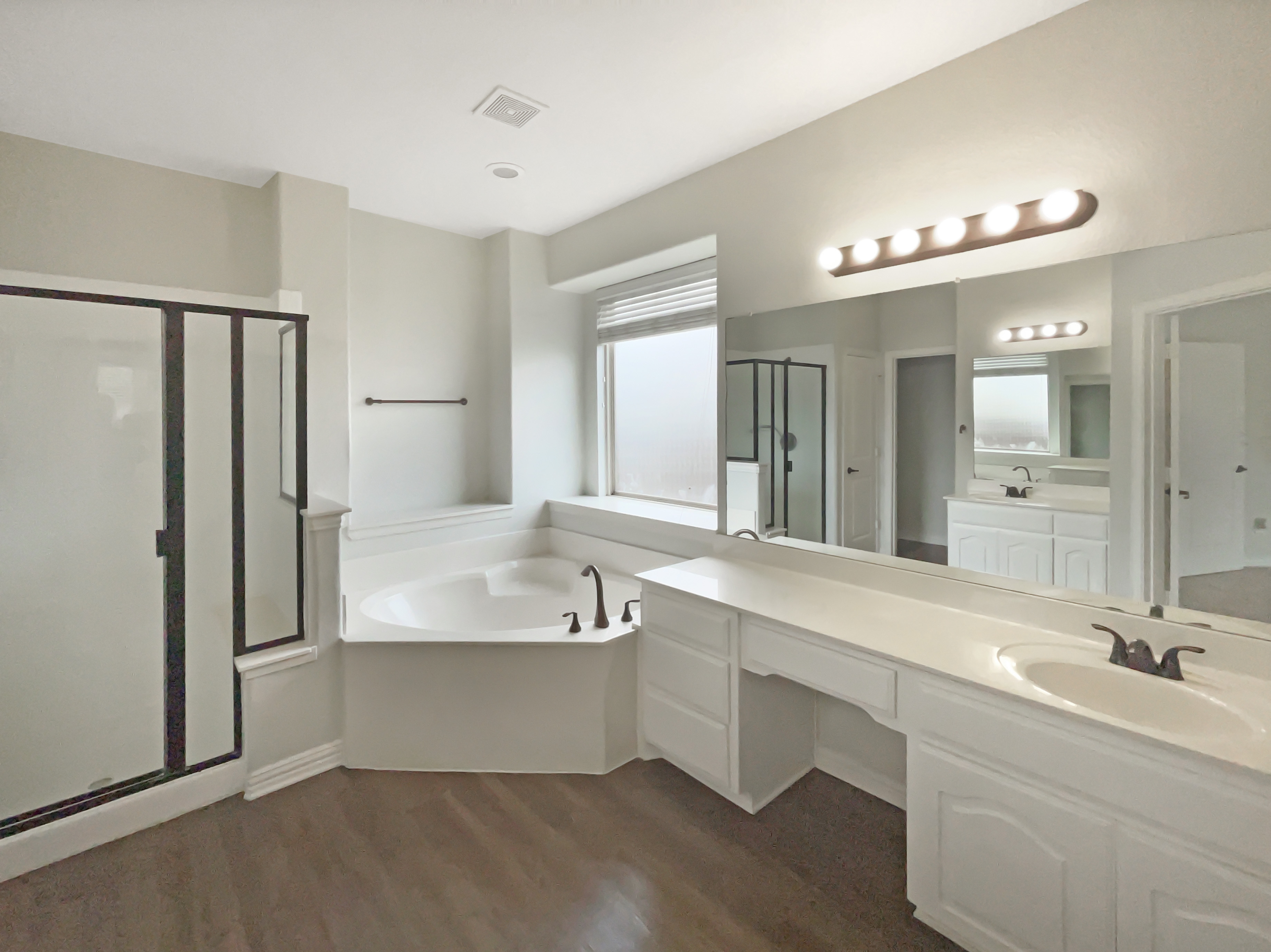 Photo 7 of 33 of 1005 Lake Hollow Dr, Little Elm, TX