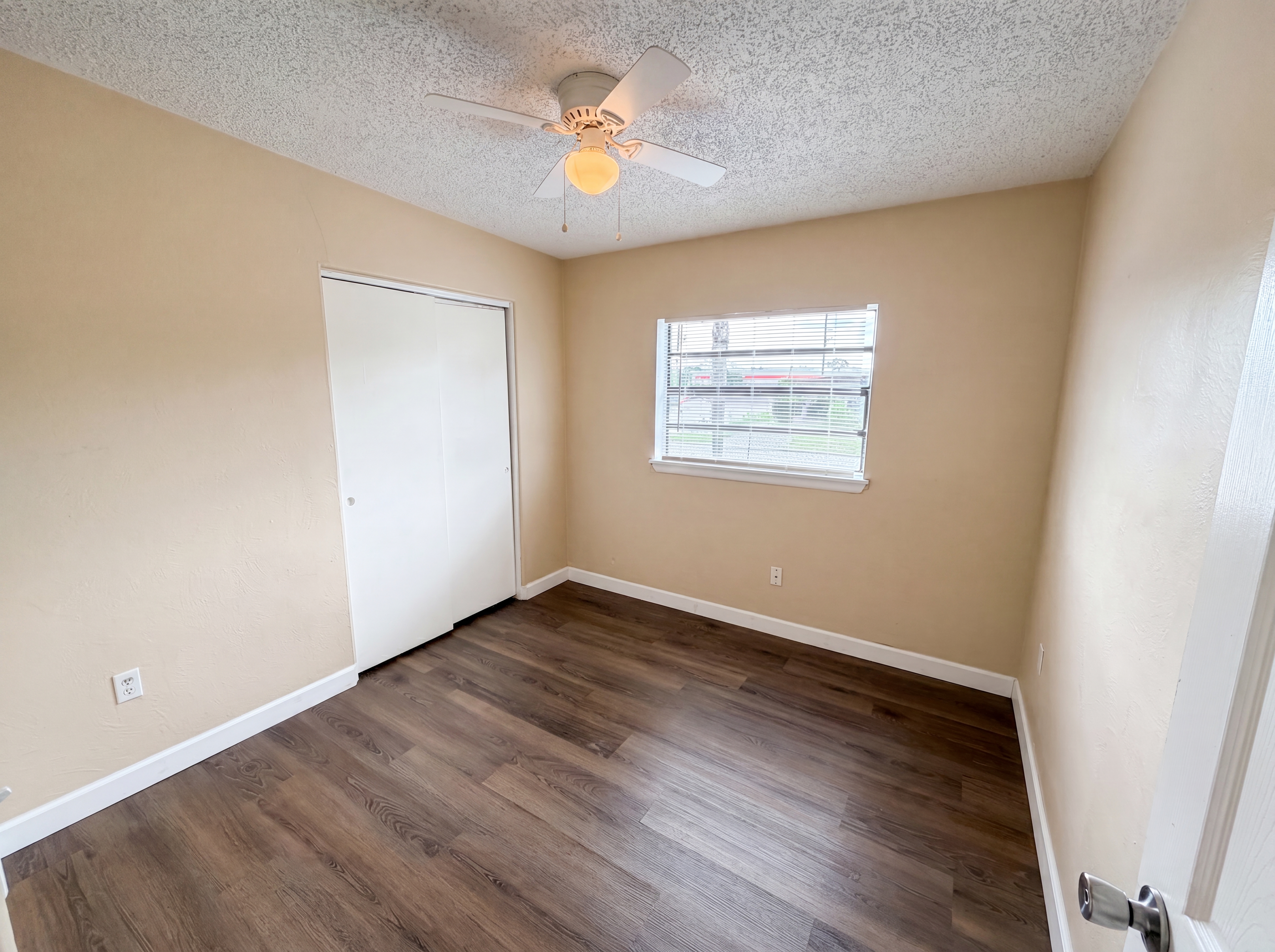 Photo 4 of 25 of 702 S Solandra Dr, Orlando, FL