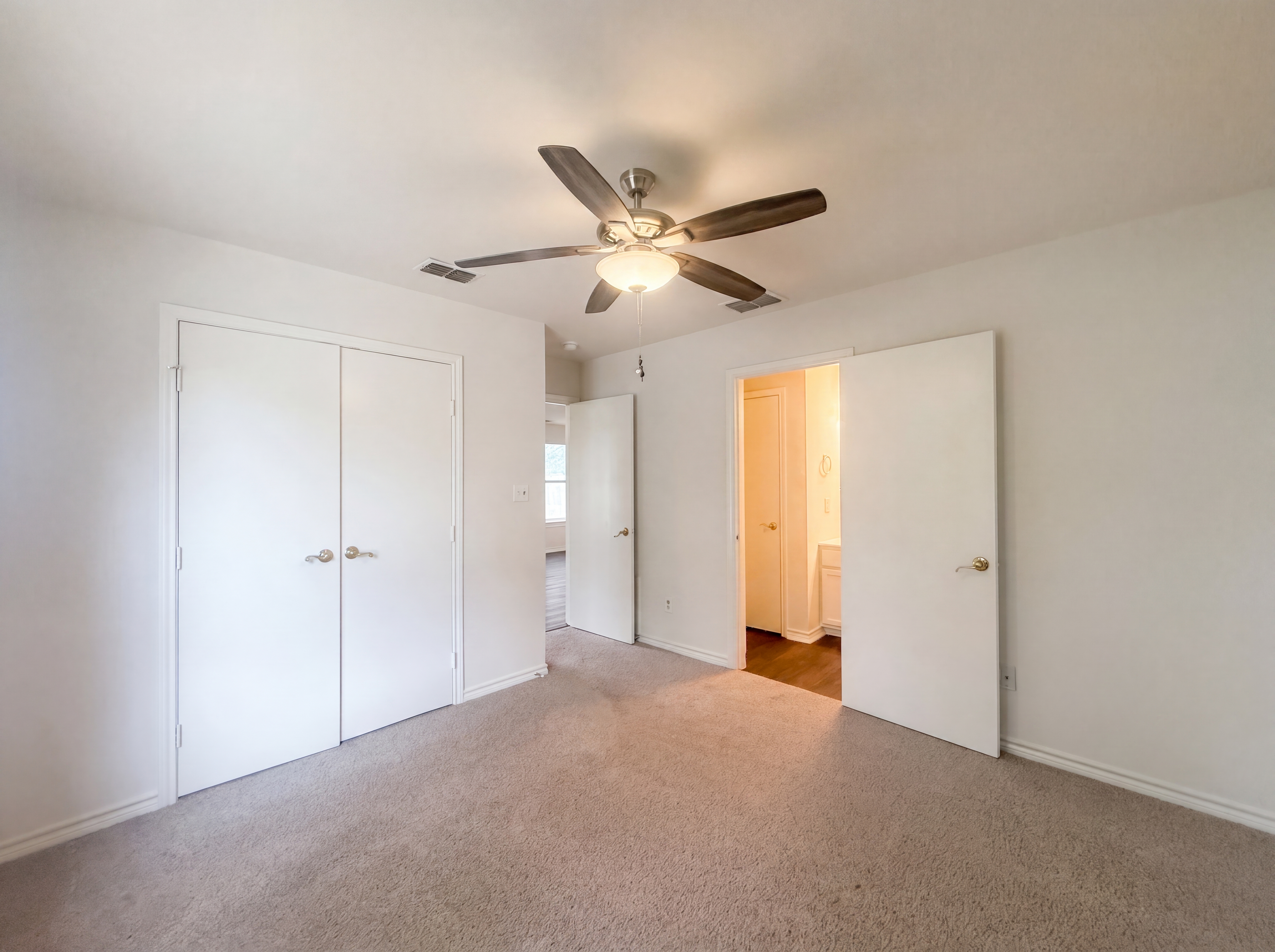 Photo 11 of 15 of 721 Roosevelt Dr, Seguin, TX