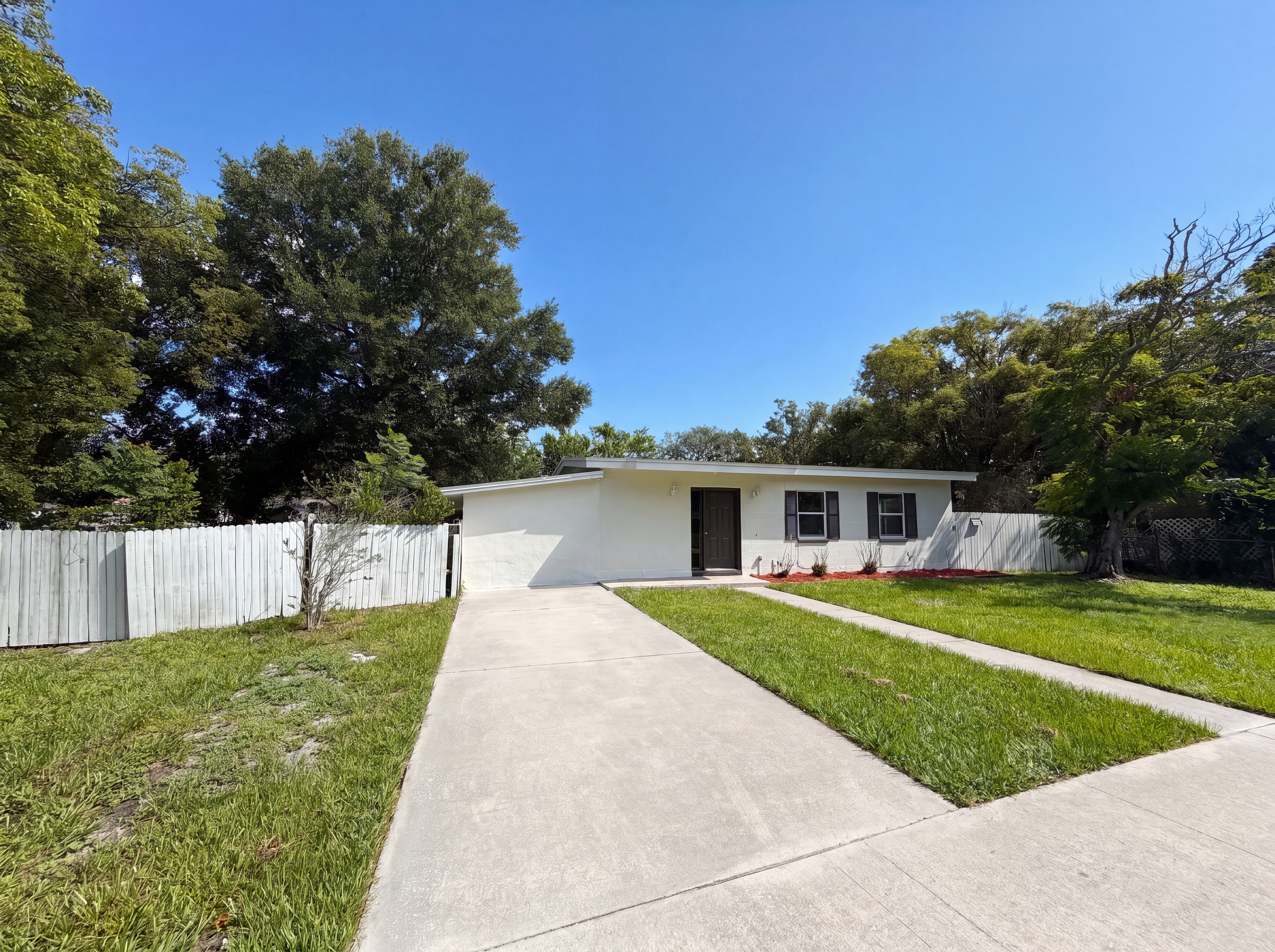 Photo 17 of 21 of 1502 Daroca Dr, Deltona, FL