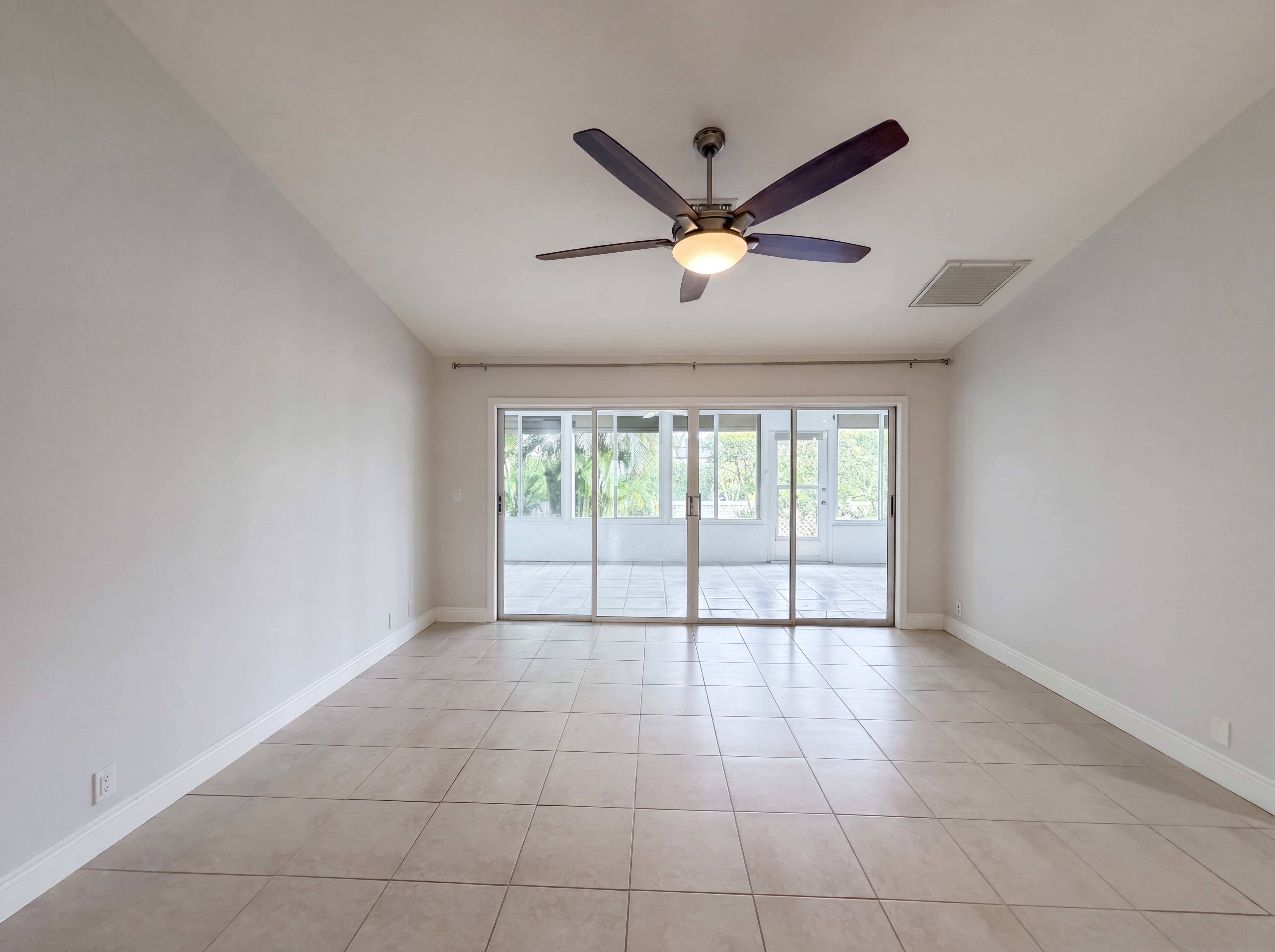 Photo 10 of 34 of 4816 61st Avenue Ter W, Bradenton, FL