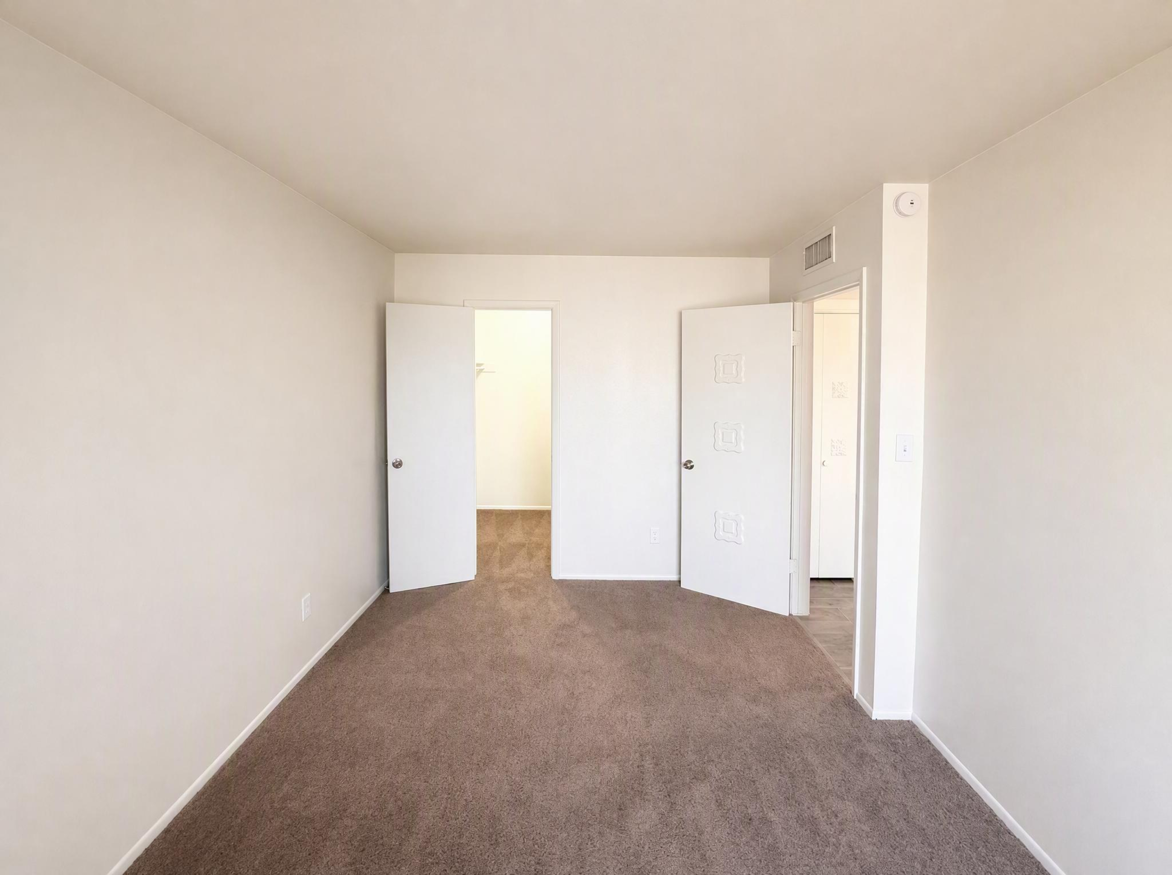 Photo 4 of 15 of 8446 N 34th Dr, Phoenix, AZ