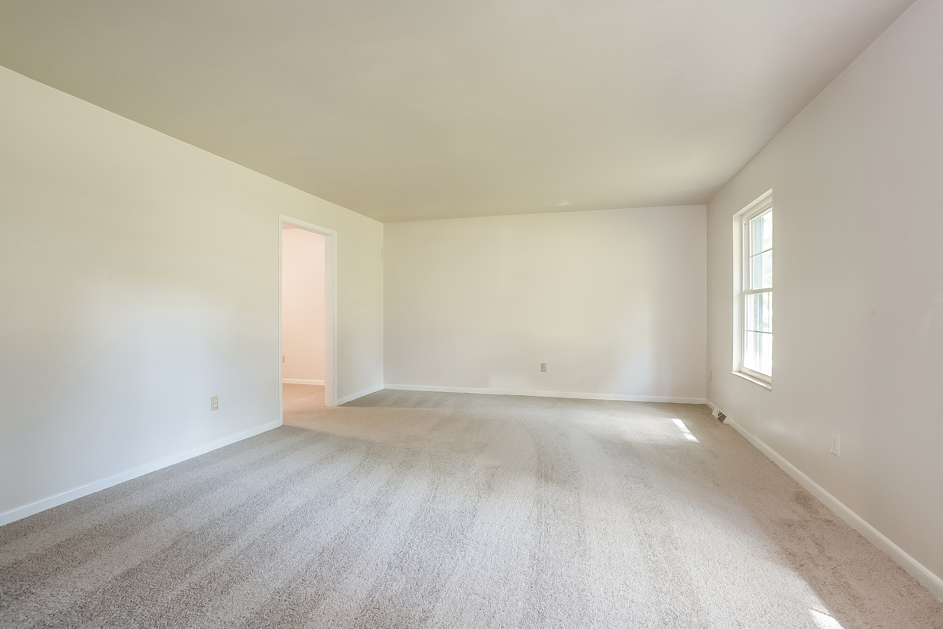 Photo 9 of 22 of 214 Meadow Ln, La Follette, TN