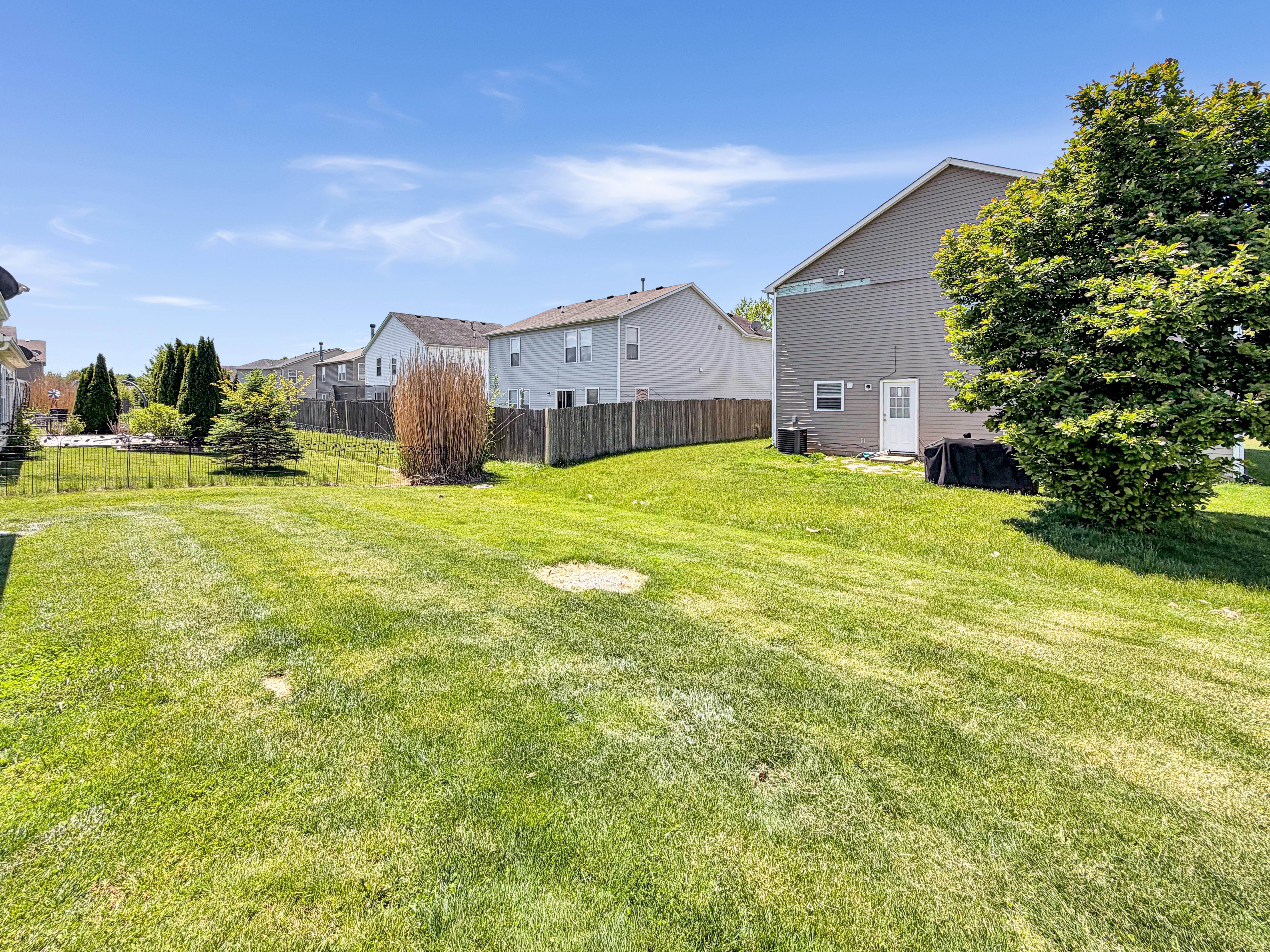 Photo 14 of 17 of 526 Bourneside Dr, Greenfield, IN