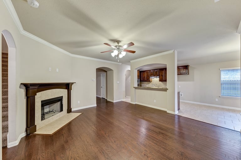 Photo 11 of 31 - 221 Happy Ln, Red Oak, TX 75154