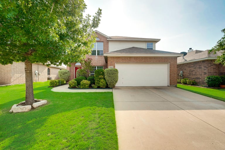 Photo 1 of 26 - 10516 Cloisters Dr, Fort Worth, TX 76131