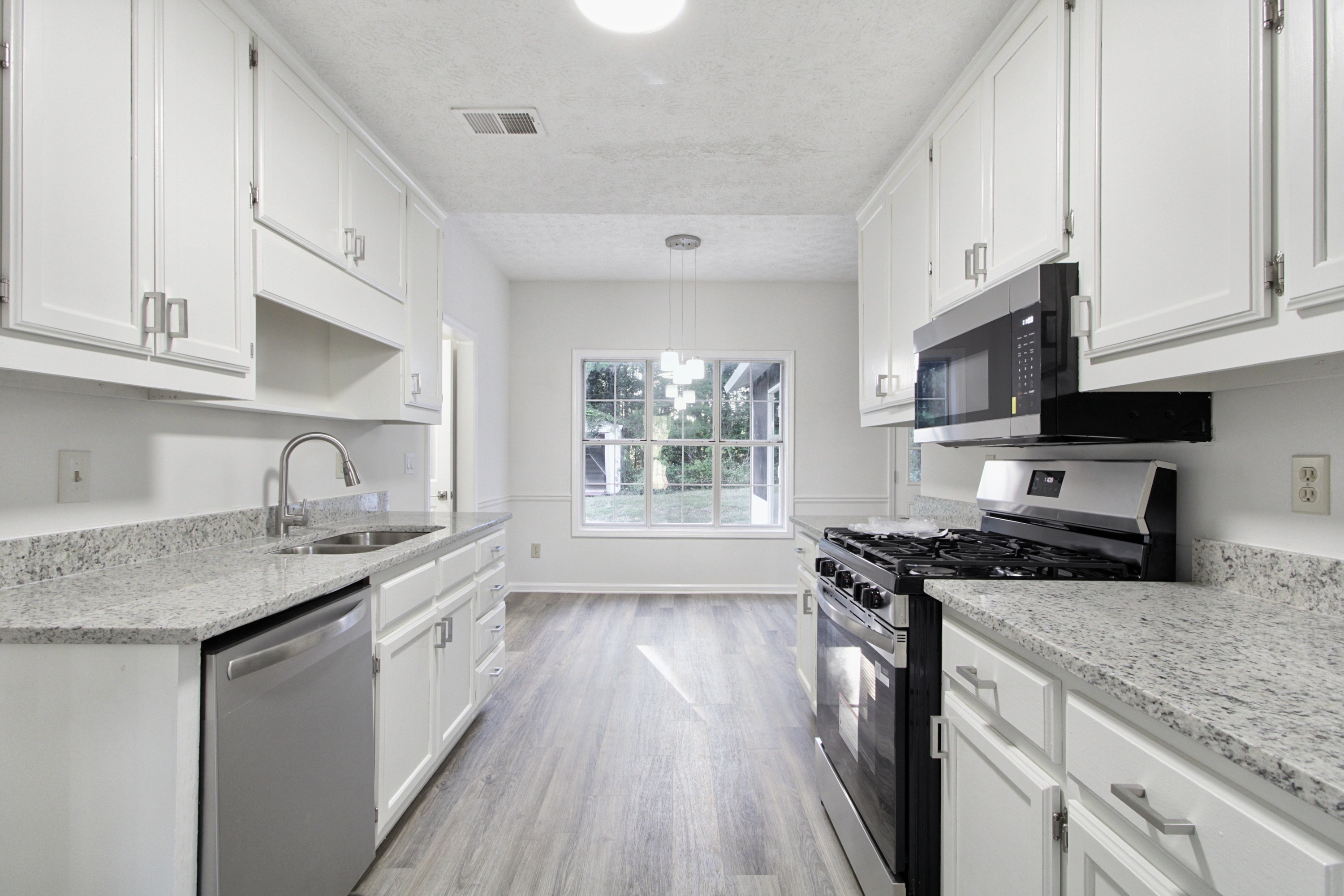 Photo 2 of 34 of 6833 Sarah Jane Ln, Riverdale, GA