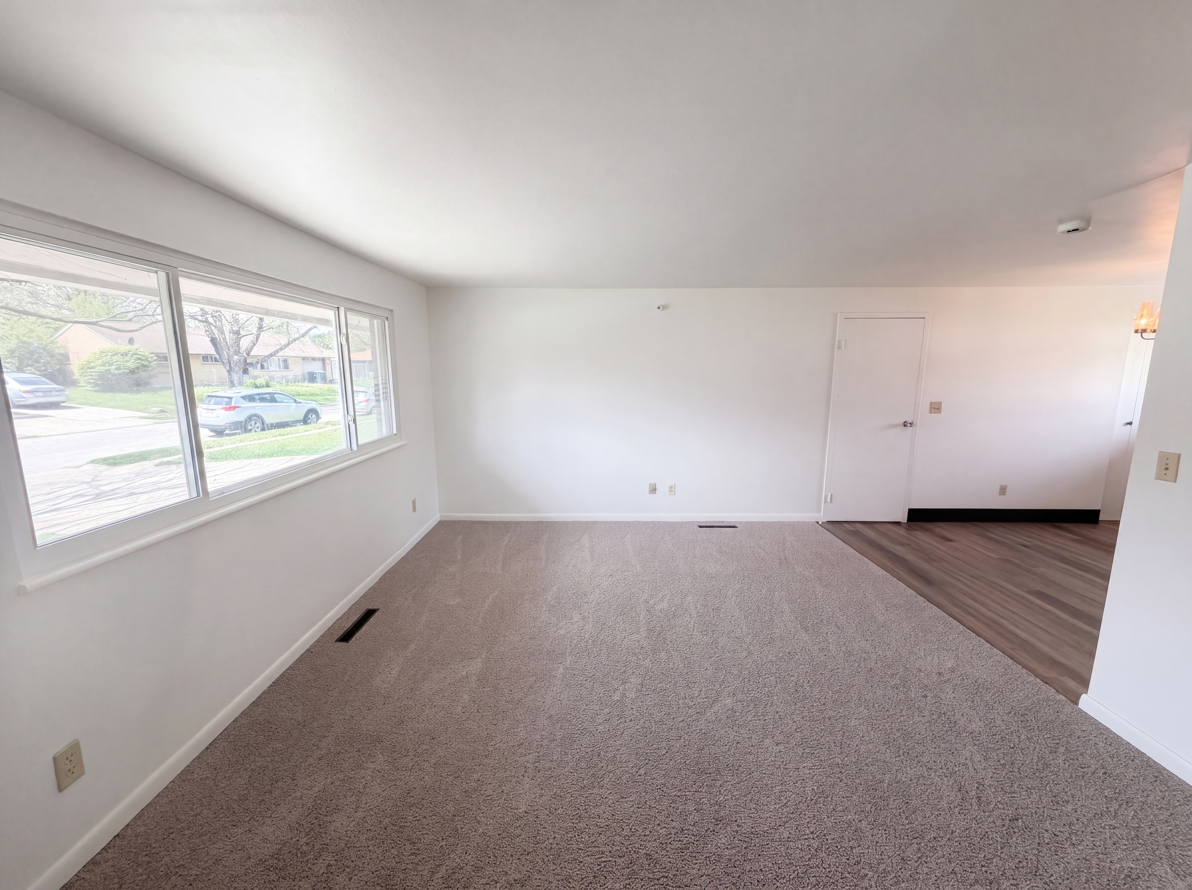 Photo 9 of 19 of 924 Miriam Dr W, Columbus, OH