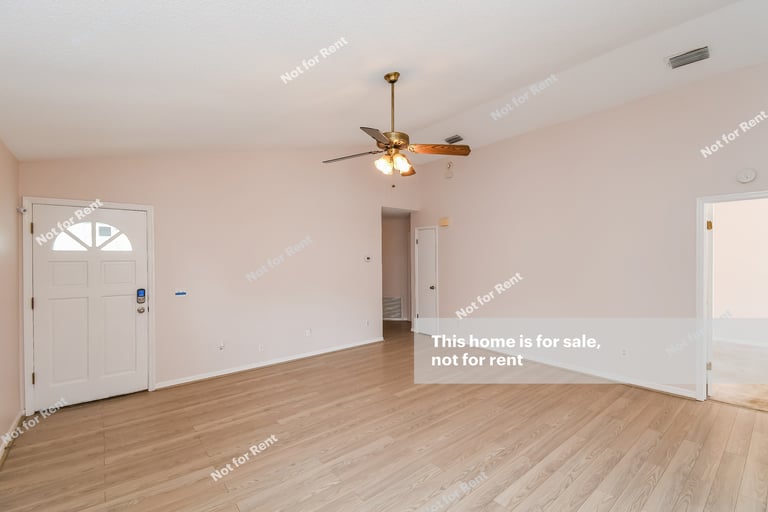 Photo 10 of 27 - 6736 Newgate Cir E, Jacksonville, FL 32244