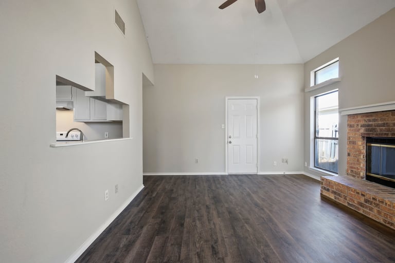 Photo 3 of 29 - 6800 Running Creek Dr, Arlington, TX 76001