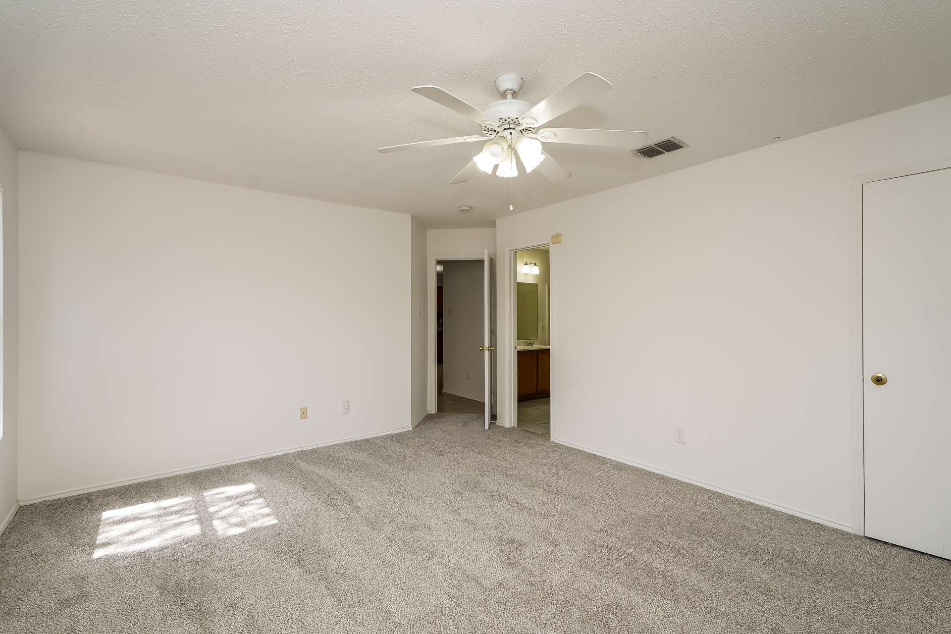 Photo 8 of 21 of 8717 Hunters Creek Dr, Fort Worth, TX