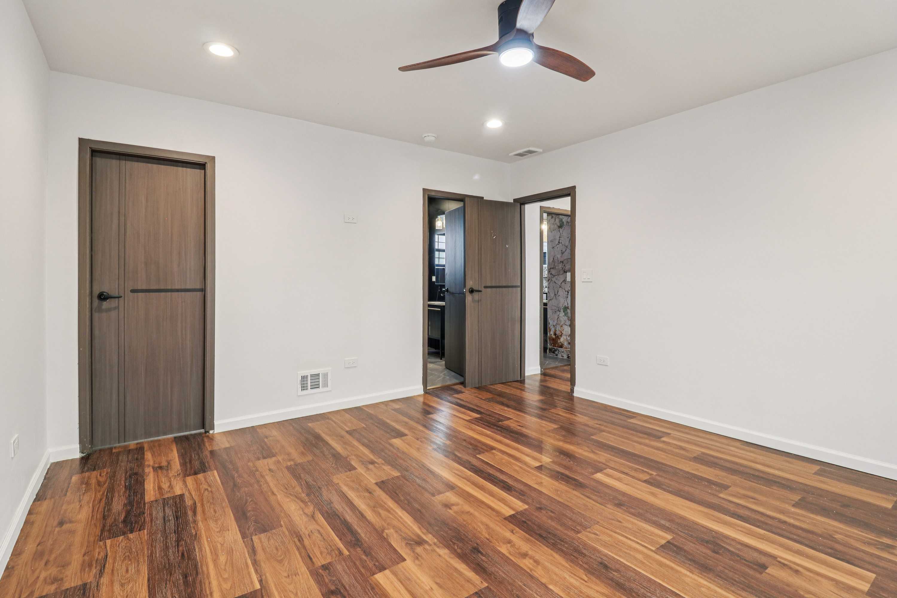 Photo 4 of 48 of 1509 Center St, Des Plaines, IL