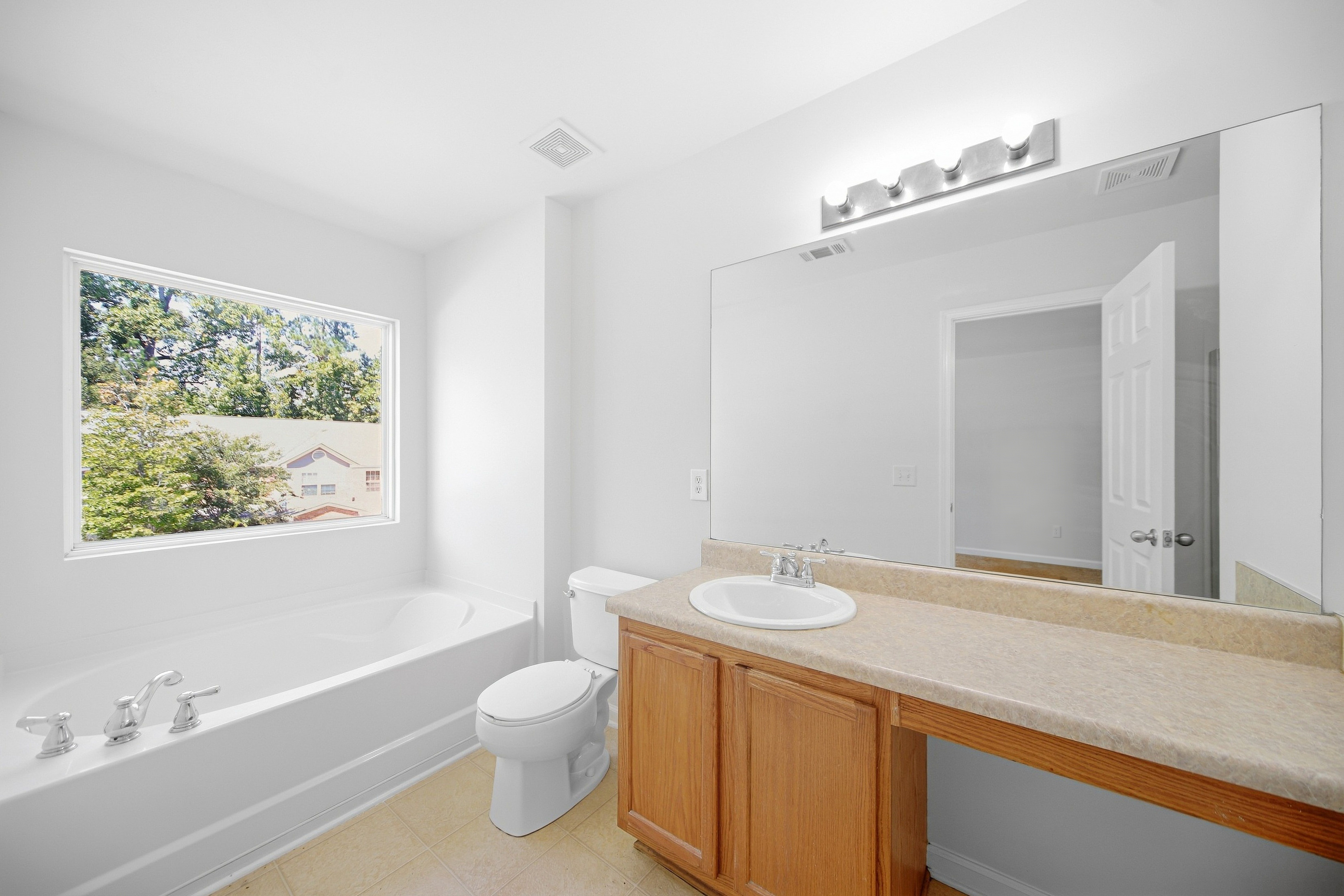 Photo 9 of 22 of 3318 Fernview Dr, Lawrenceville, GA