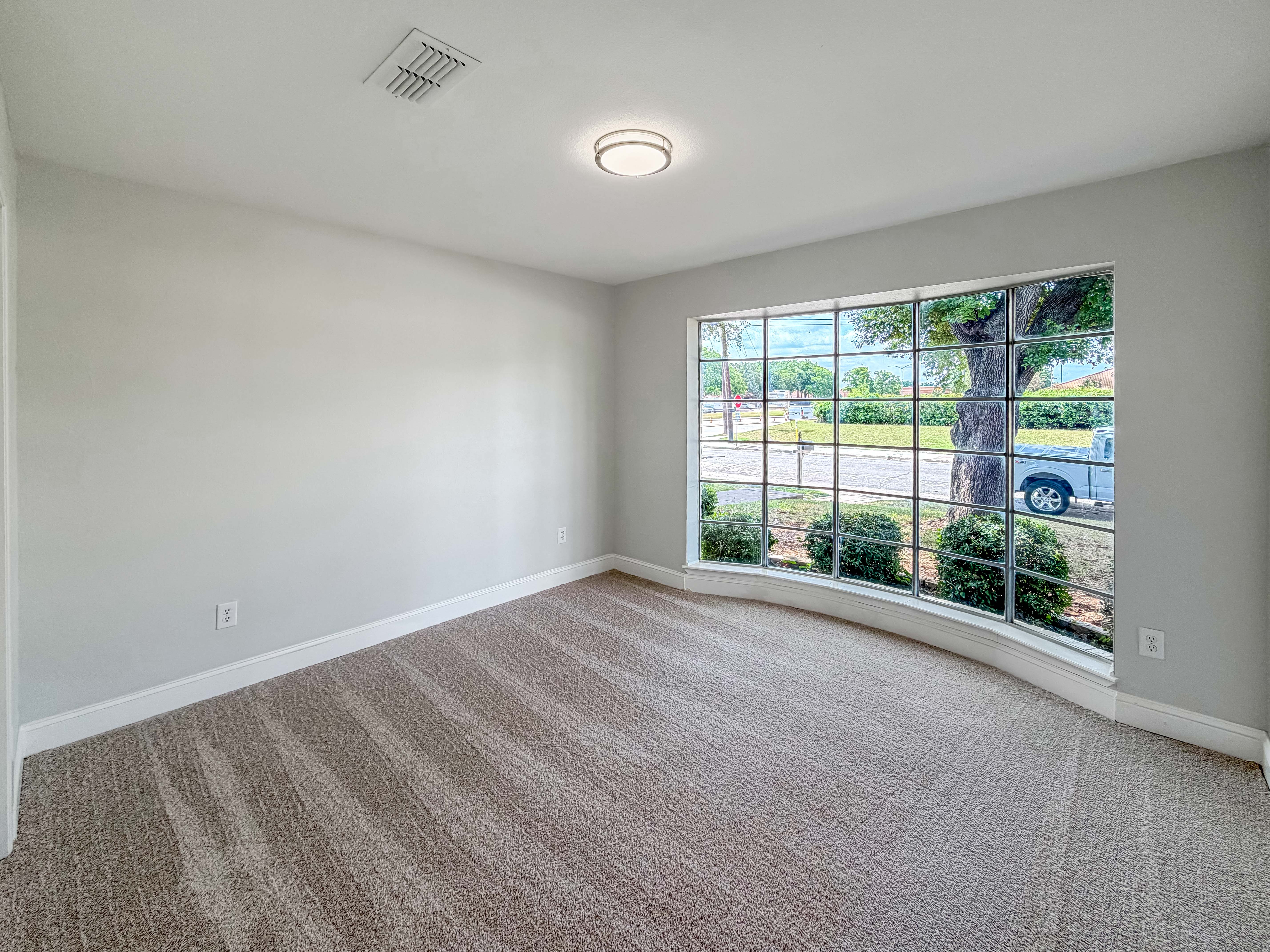 Photo 16 of 27 of 100 W Pleasantview Dr, Hurst, TX