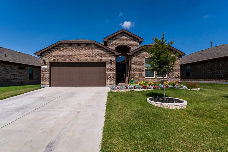 Photo 1 of 20 - 1225 Rebecca Ln, Fort Worth, TX 76131
