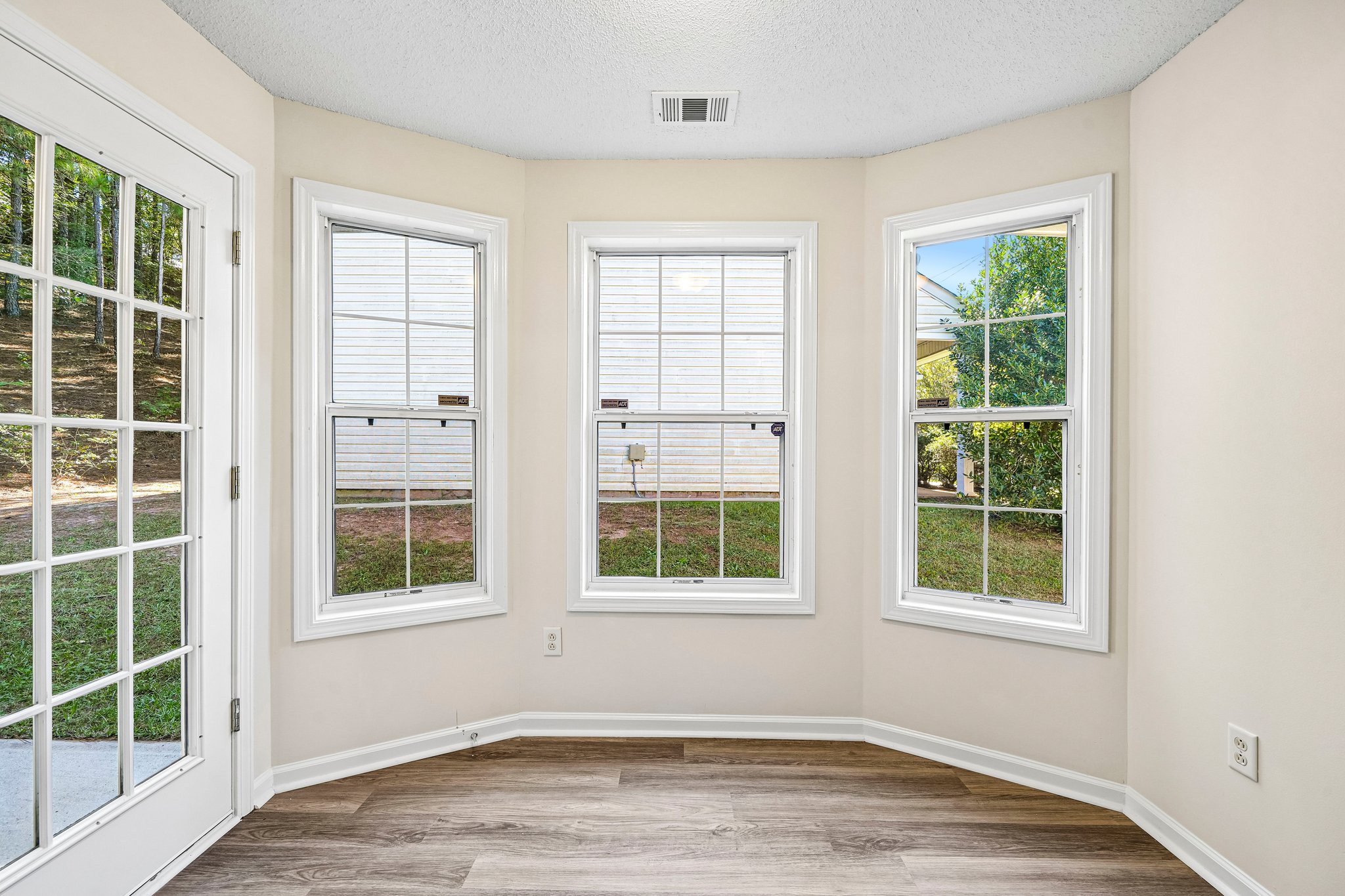 Photo 6 of 22 of 7121 Ravenwood Ln, Lithonia, GA