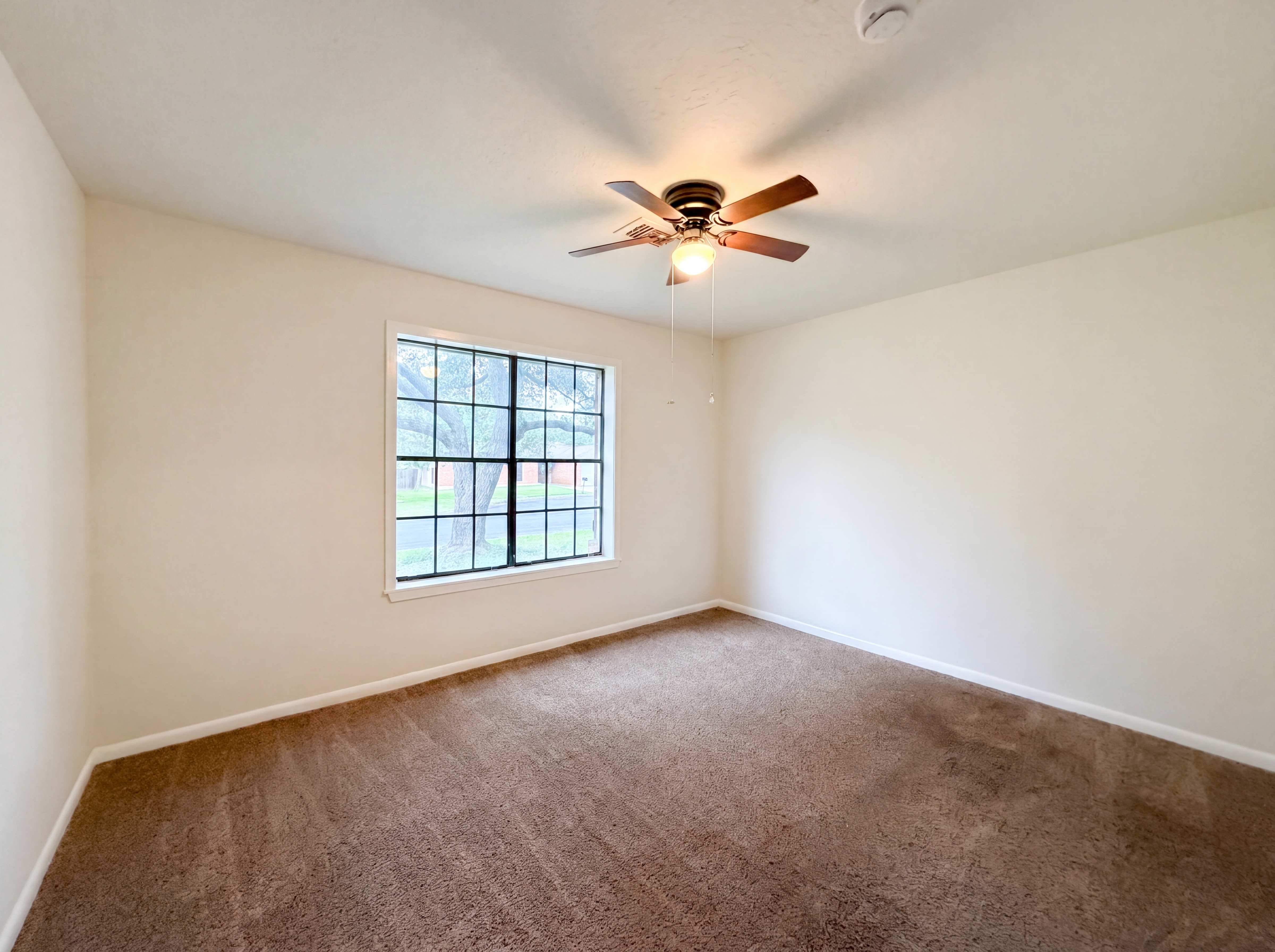 Photo 4 of 21 of 1001 Windy Dr, Brenham, TX