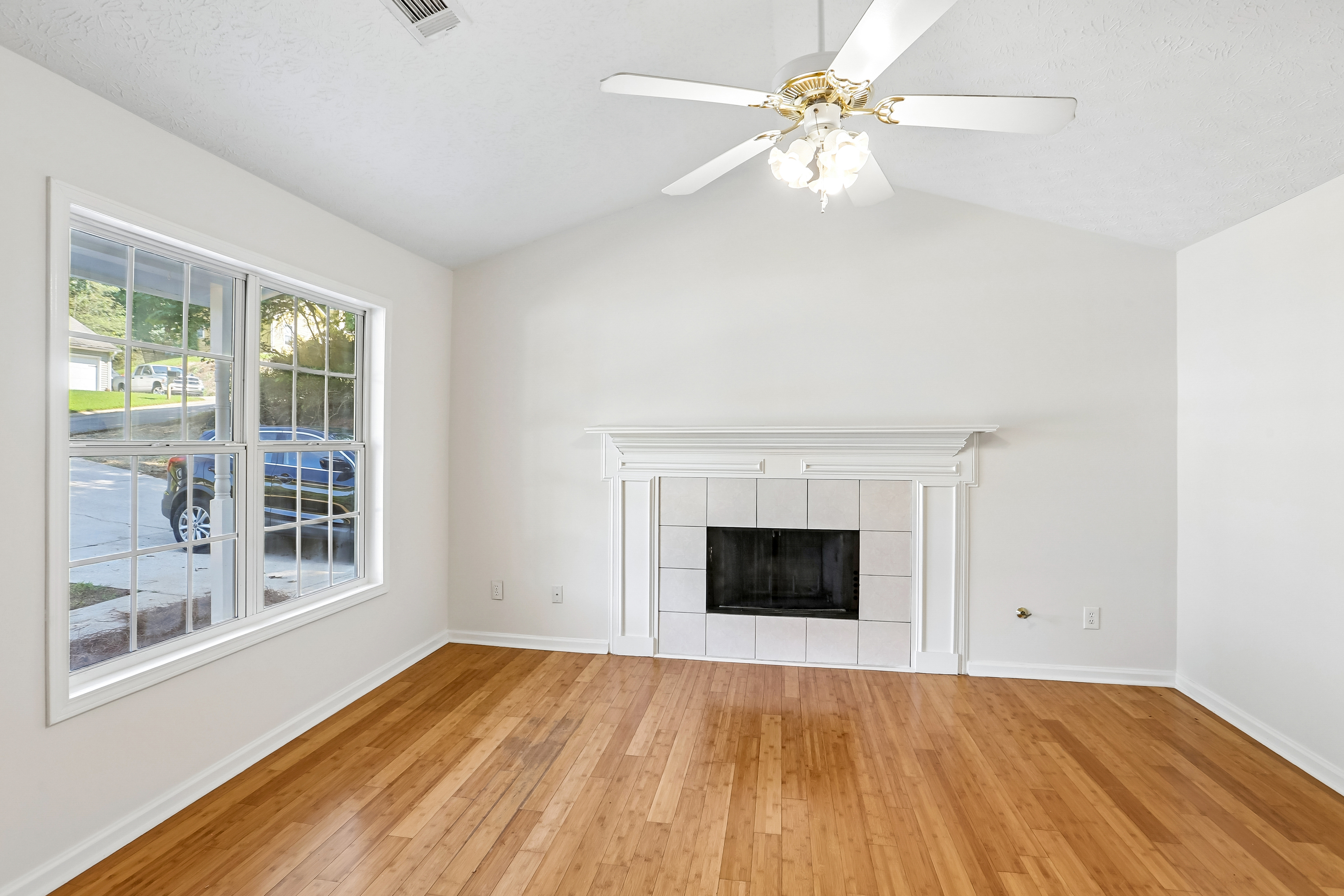 Photo 15 of 47 of 5511 Pond Mill Ct, Flowery Branch, GA