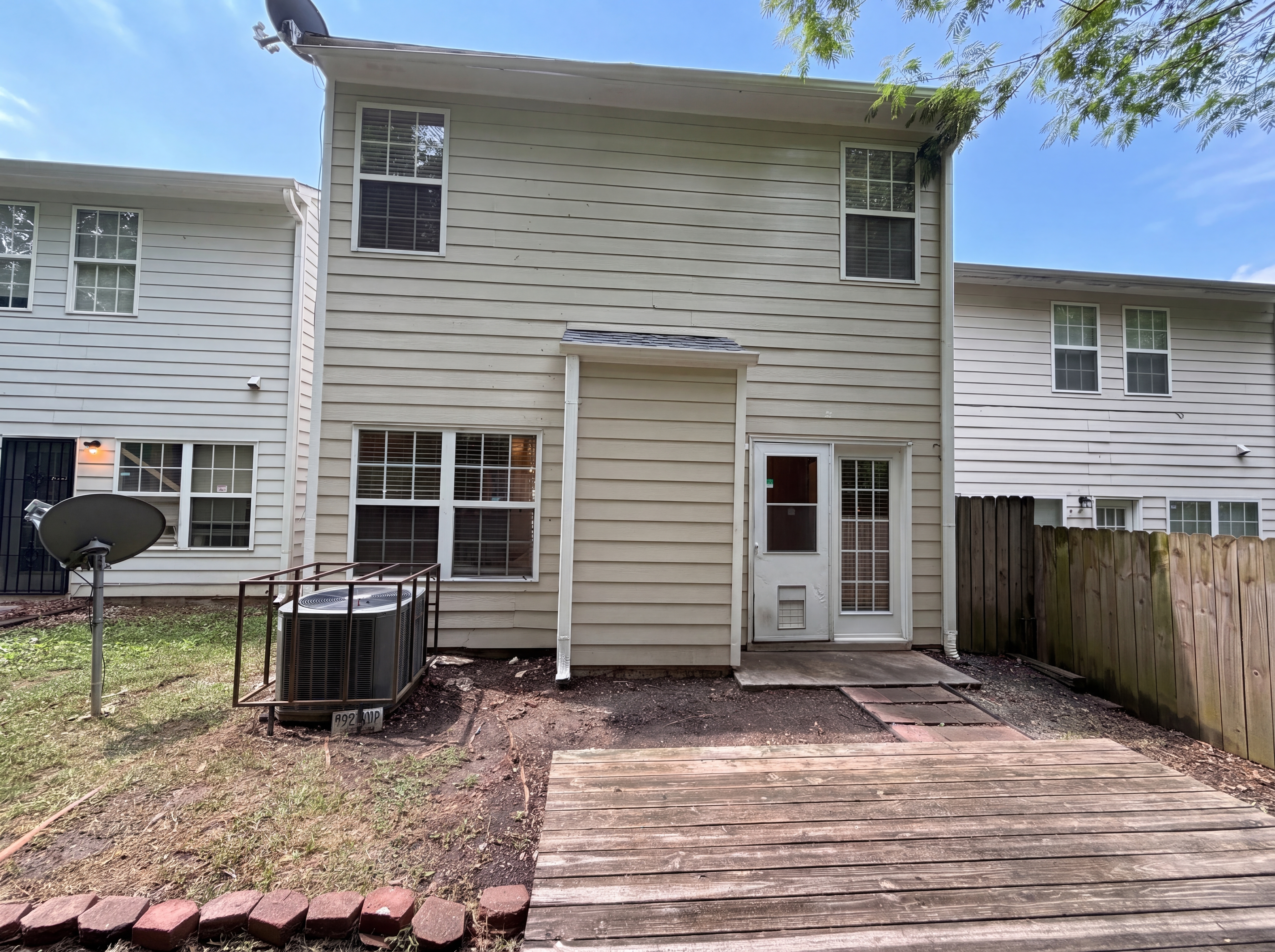 Photo 5 of 18 of 5080 Windsor Forrest Ln, Atlanta, GA
