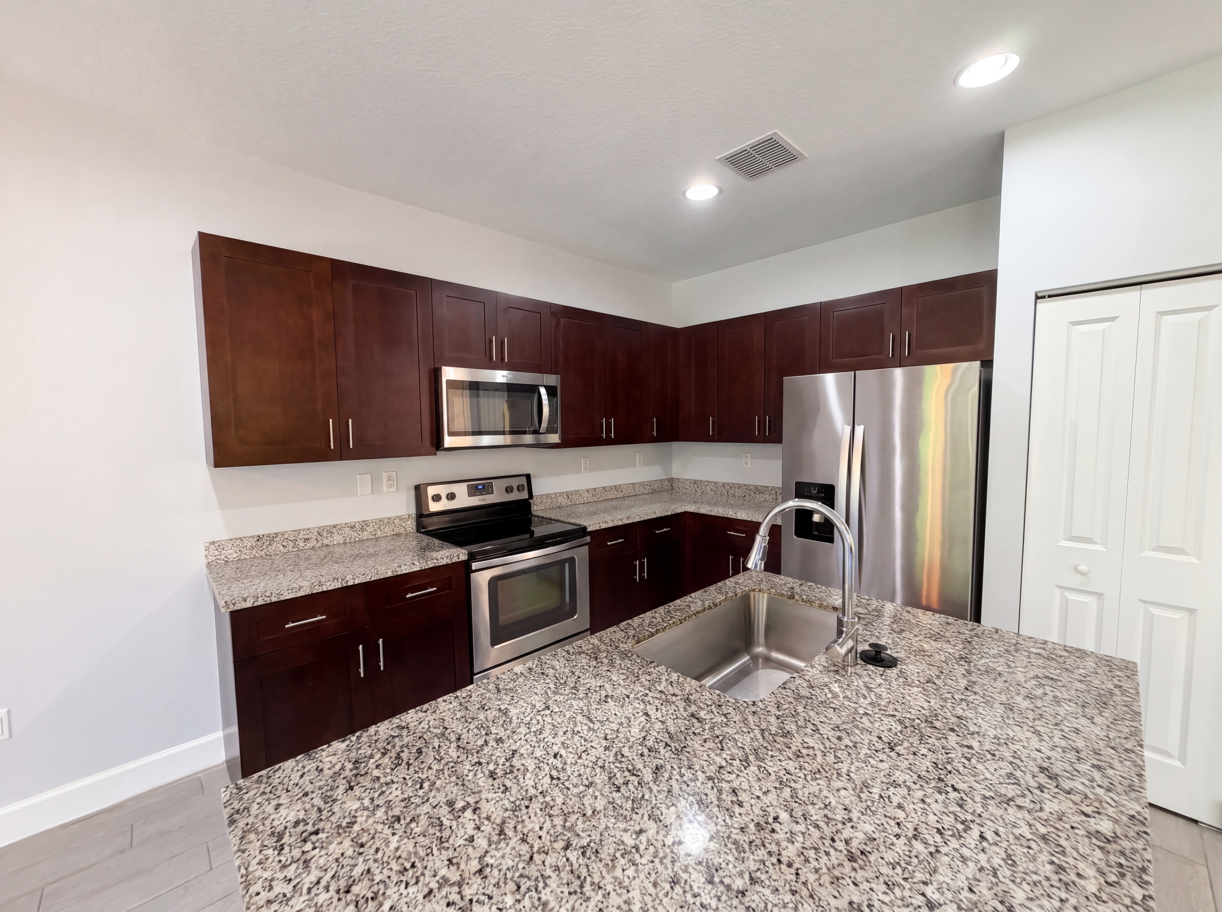 Photo 8 of 26 of 5213 NW 50th Ter, Tamarac, FL