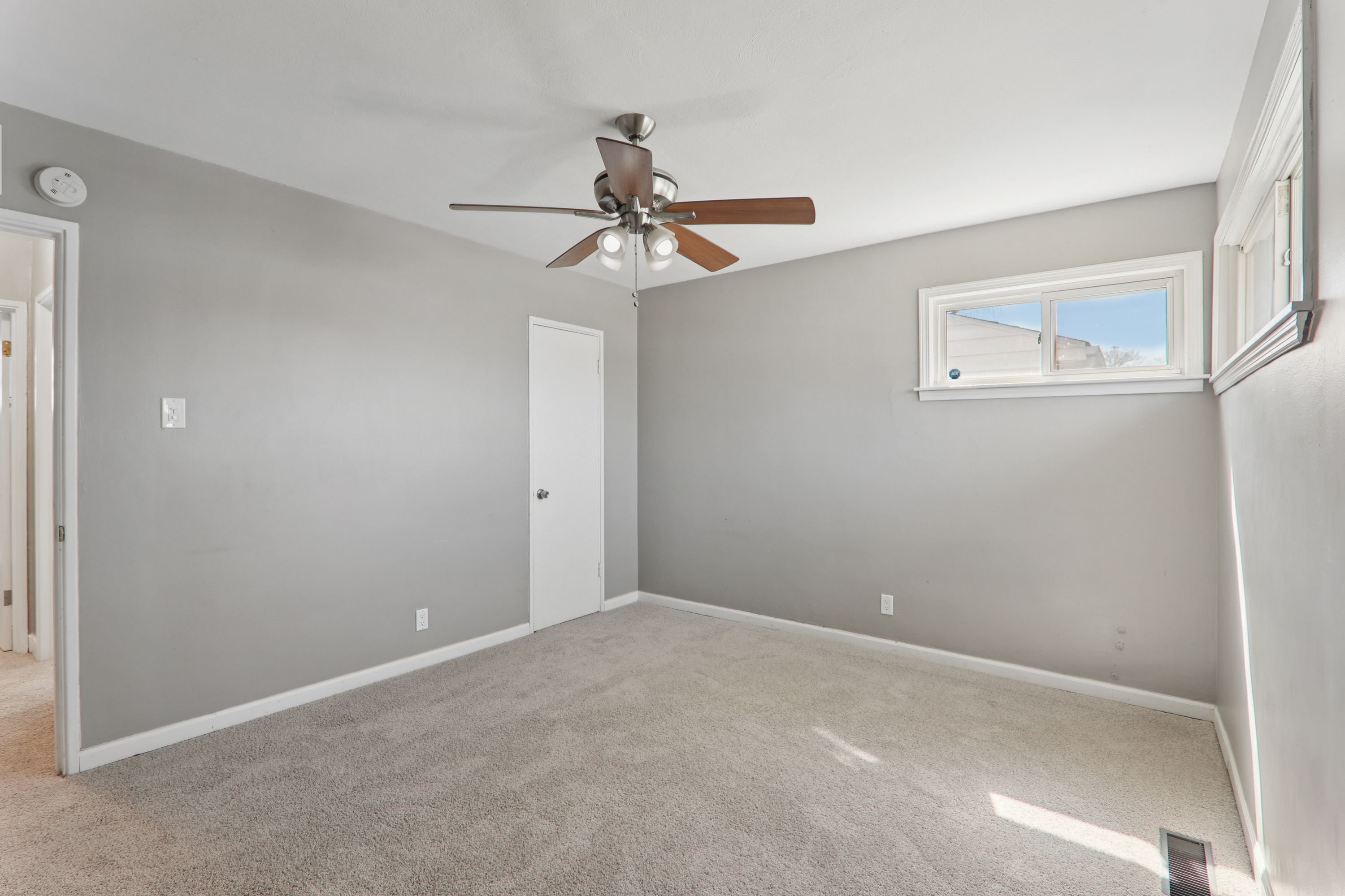 Photo 4 of 30 of 17303 Greenbay Ave, Lansing, IL
