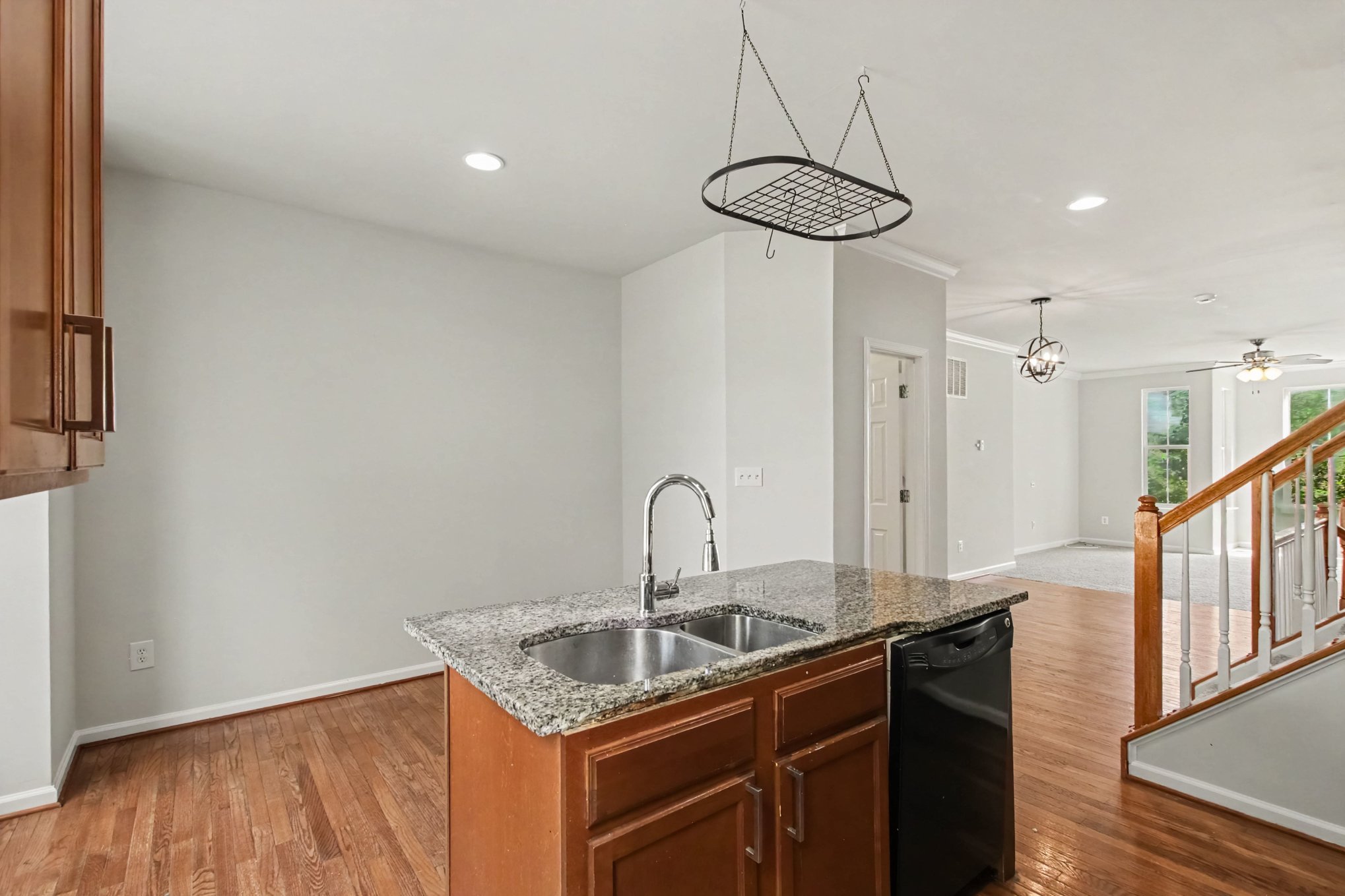 Photo 5 of 19 of 16759 Shingle Oak Dr, Woodbridge, VA
