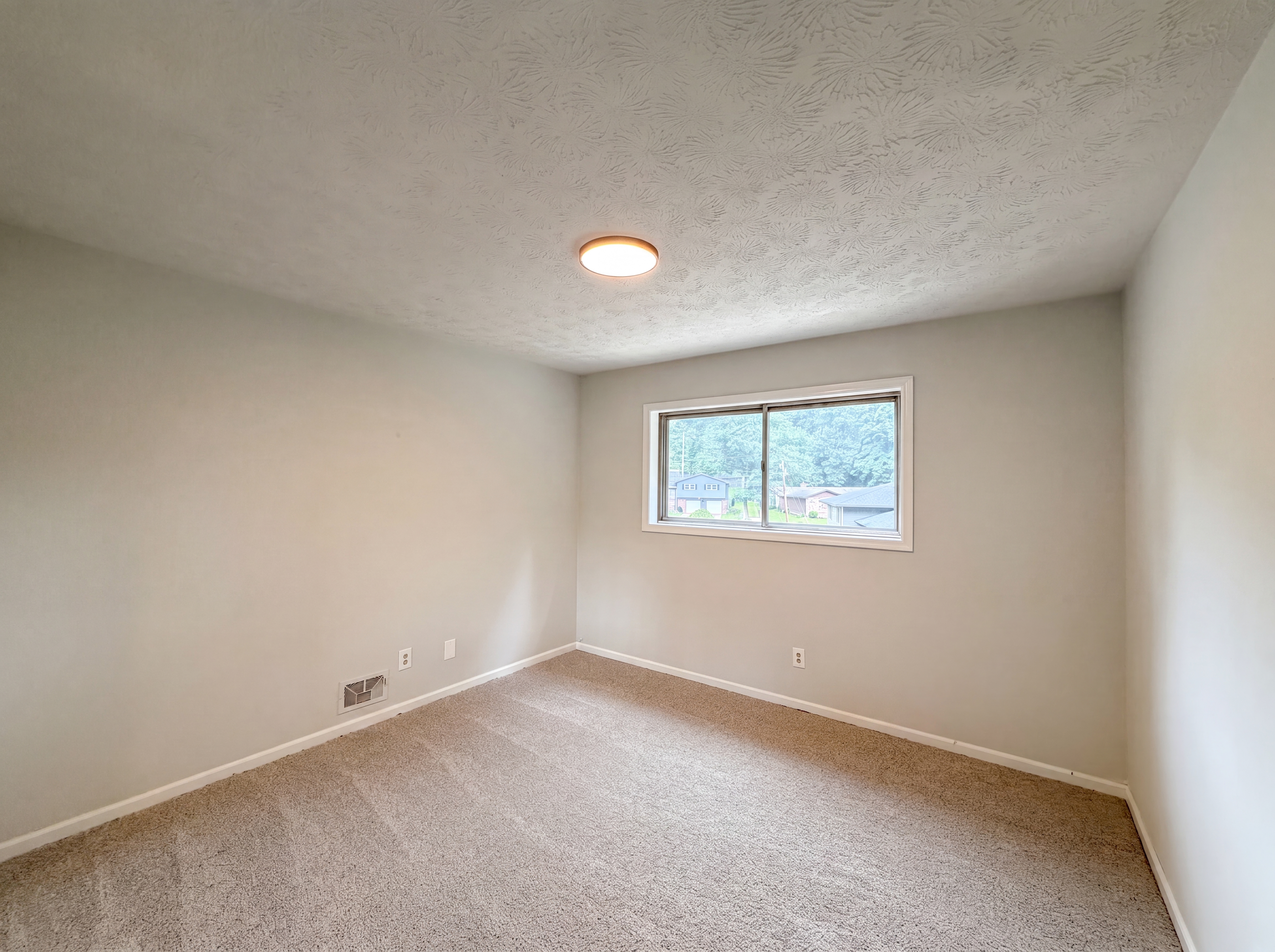 Photo 4 of 18 of 3630 Creekview Cir, Atlanta, GA