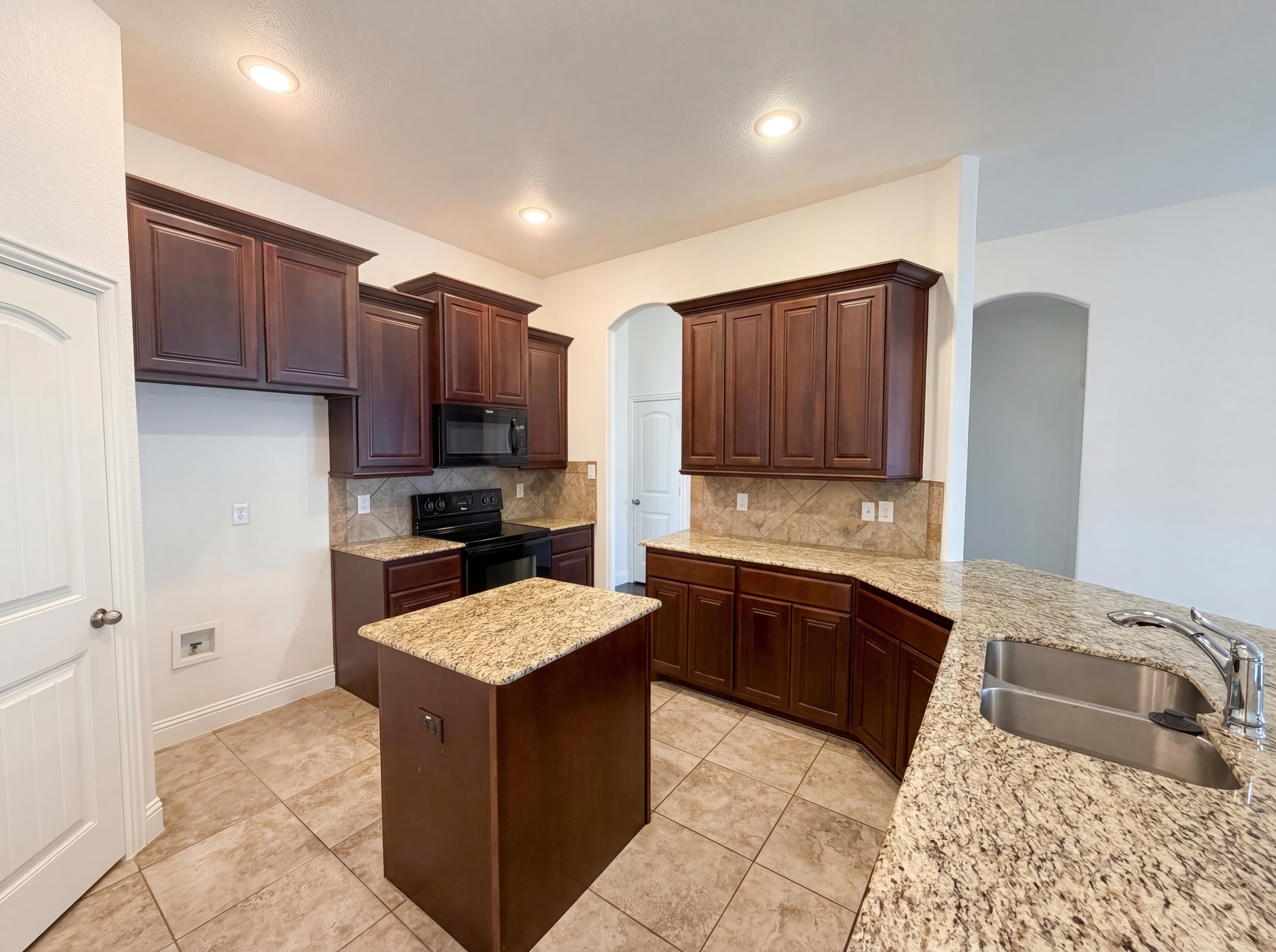 Photo 7 of 18 of 3717 Dutch Iris Ln, Forest Hill, TX