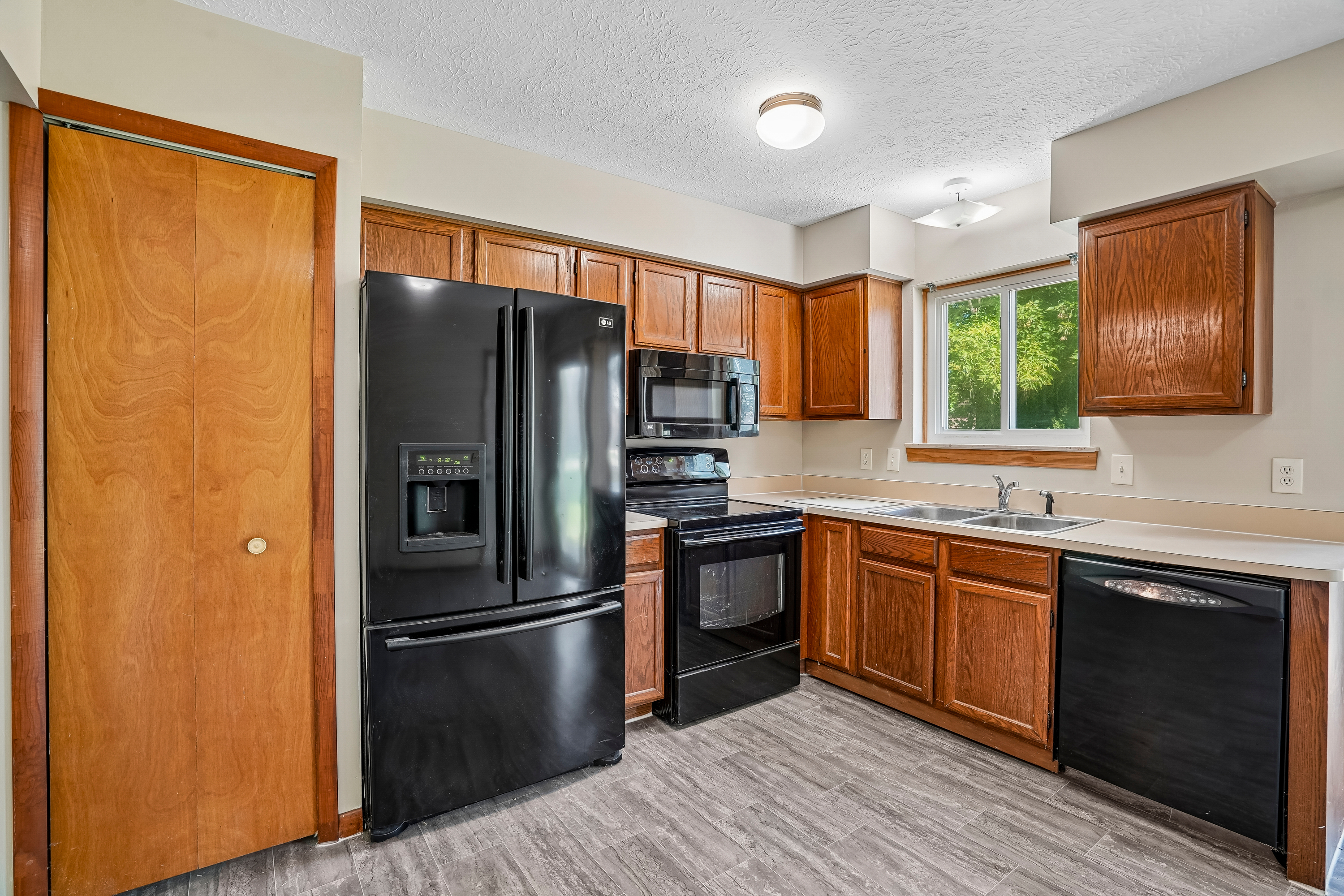 Photo 2 of 30 of 10153 Ashton St, Pinckney, MI