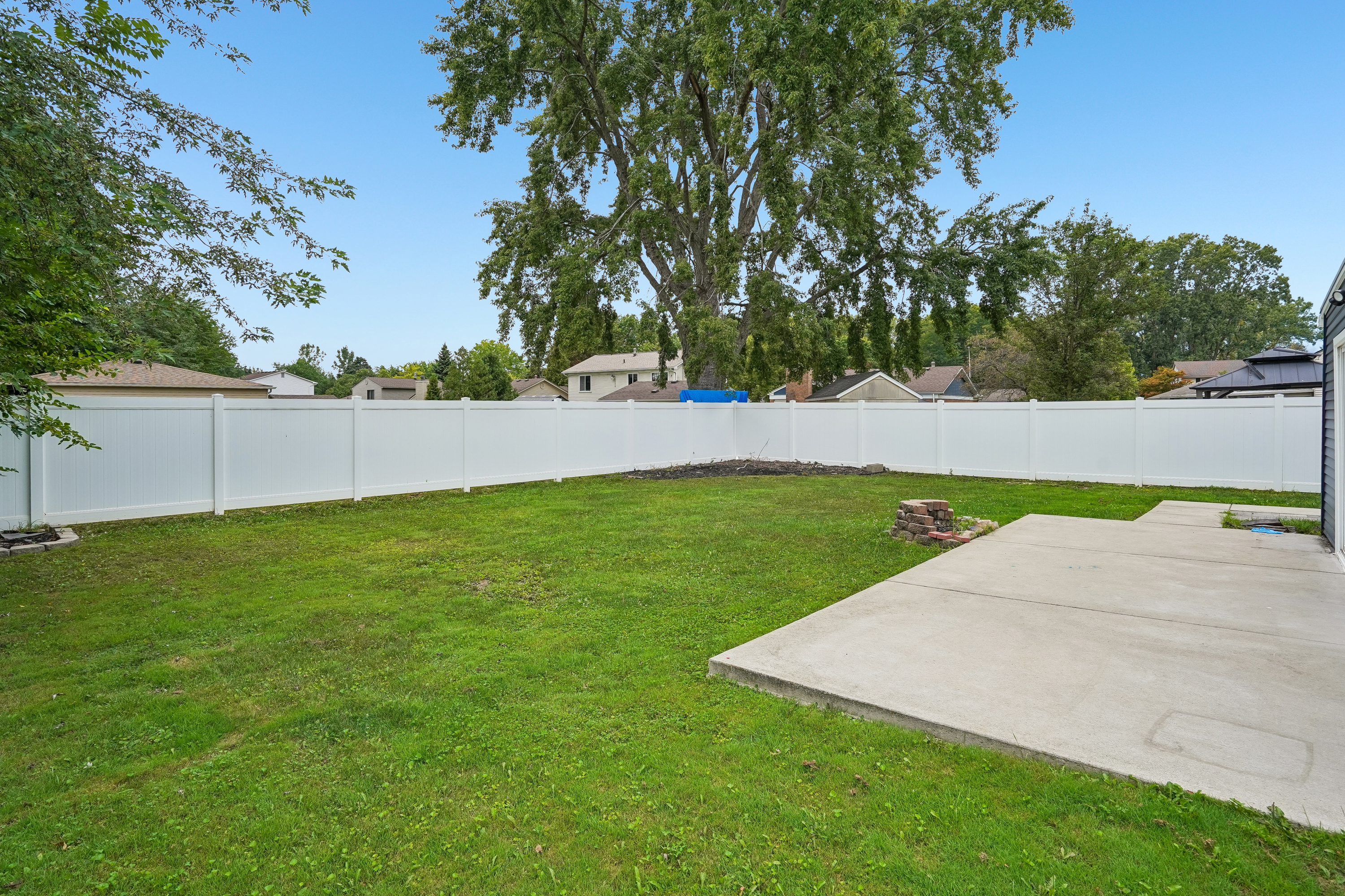 Photo 30 of 37 of 18923 Orleans Pl, Woodhaven, MI