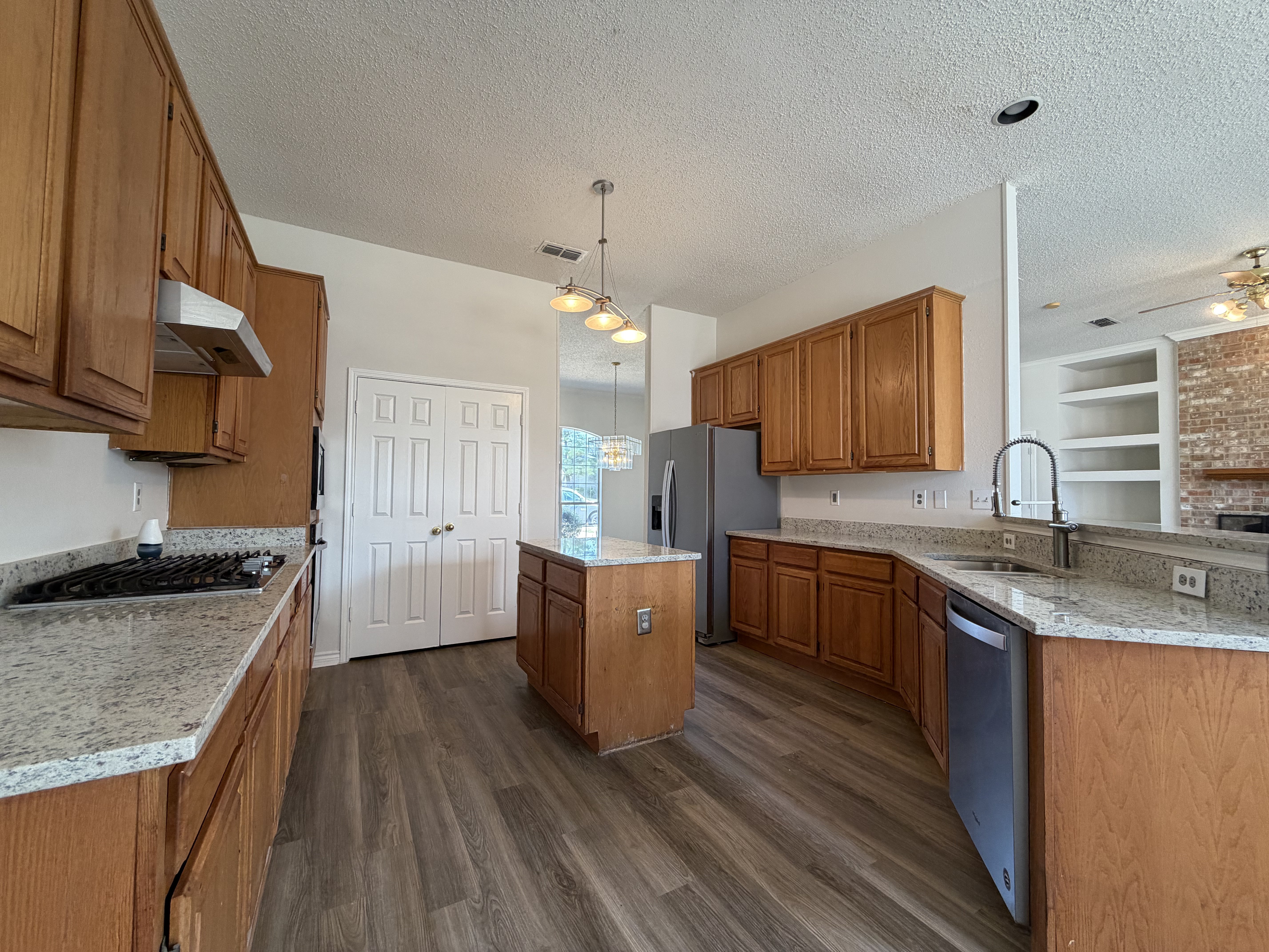 Photo 7 of 24 of 2915 Olympia Dr, Grand Prairie, TX