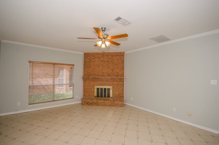 Photo 11 of 28 - 1628 Chapman St, Cedar Hill, TX 75104
