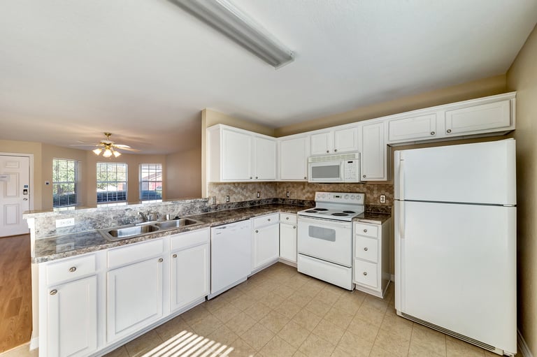 Photo 3 of 22 - 2648 Bishop Allen Ln, Dallas, TX 75237