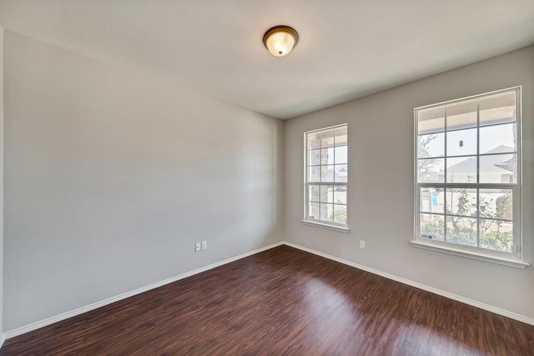 Photo 17 of 37 - 941 John Kennedy Dr, Saginaw, TX 76179