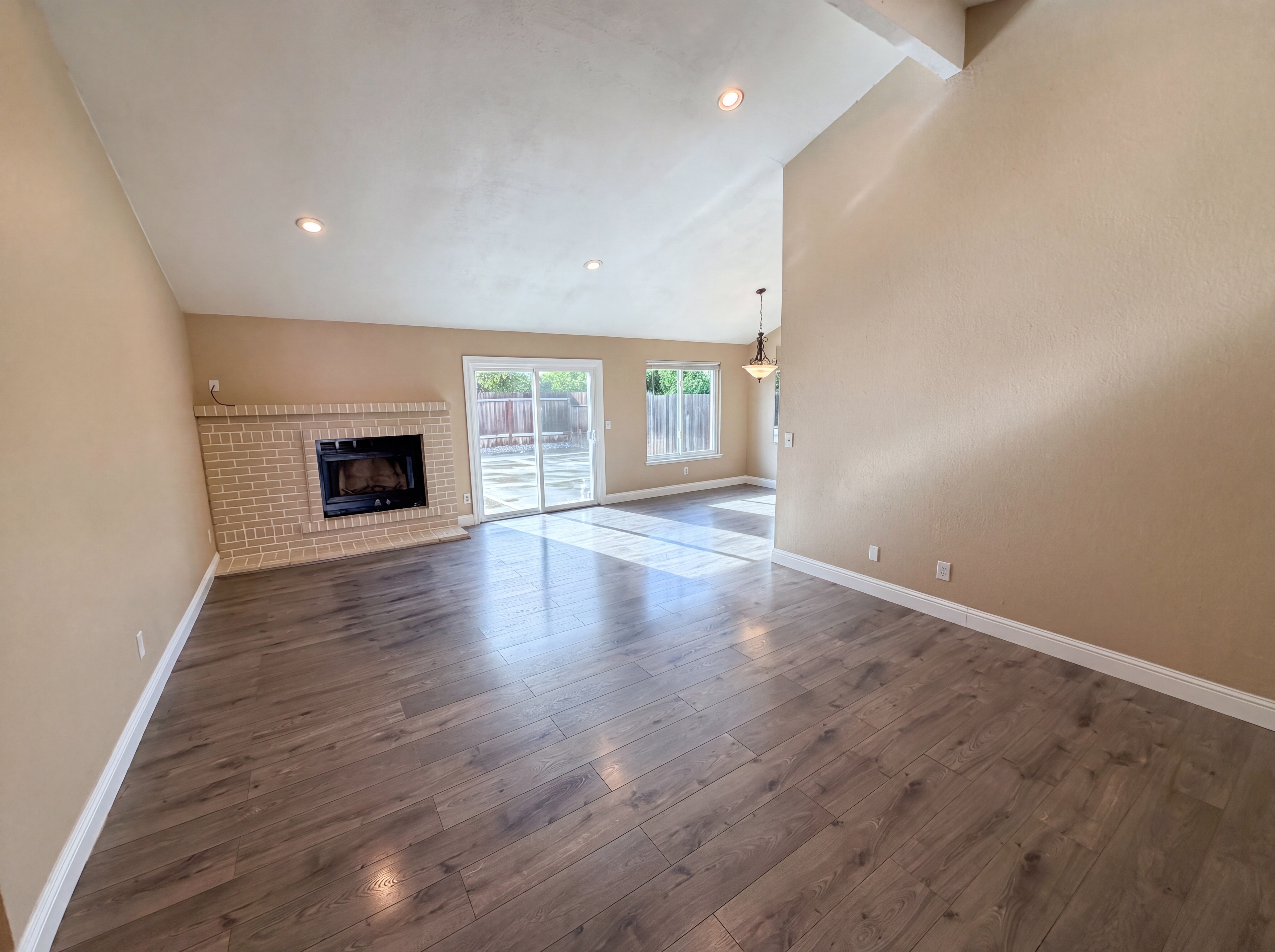 Photo 3 of 20 of 8232 Moorhaven Way, Sacramento, CA