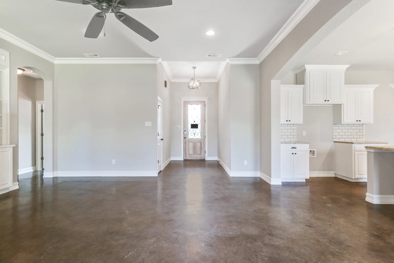 Photo 9 of 25 - 5655 Gebron Ct, Fort Worth, TX 76126