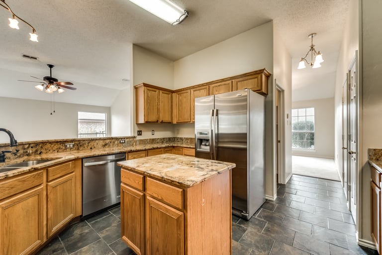 Photo 3 of 29 - 1003 Bonanza Dr, Arlington, TX 76001